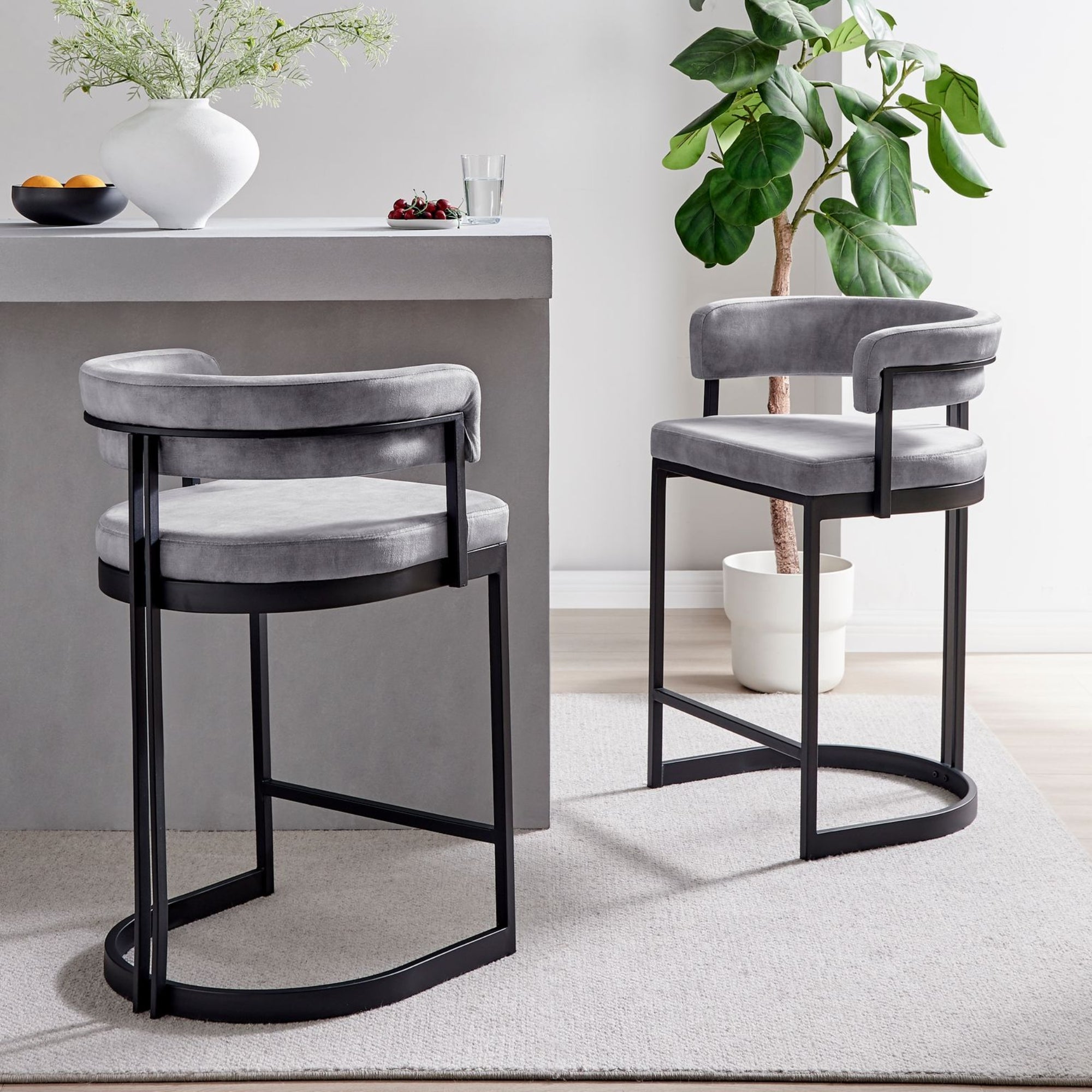 Tabouret de bar incurvé Mia en velours gris et cadre noir