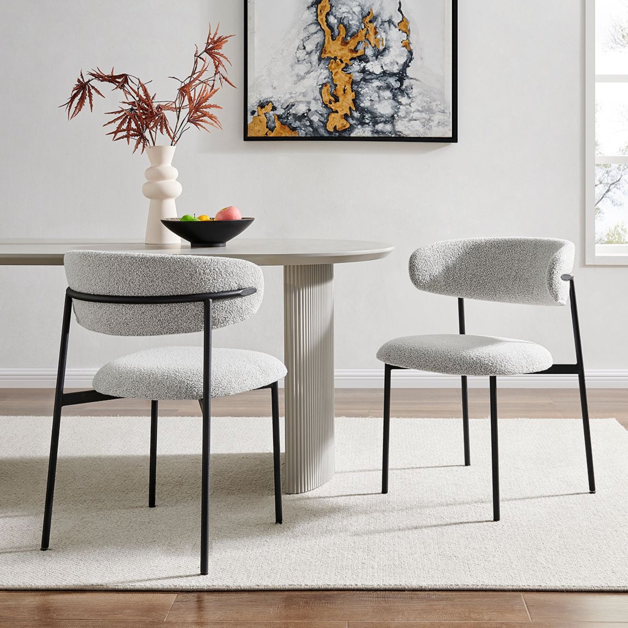 Chaise de salle à manger Remy gris clair bouclée avec cadre fin noir