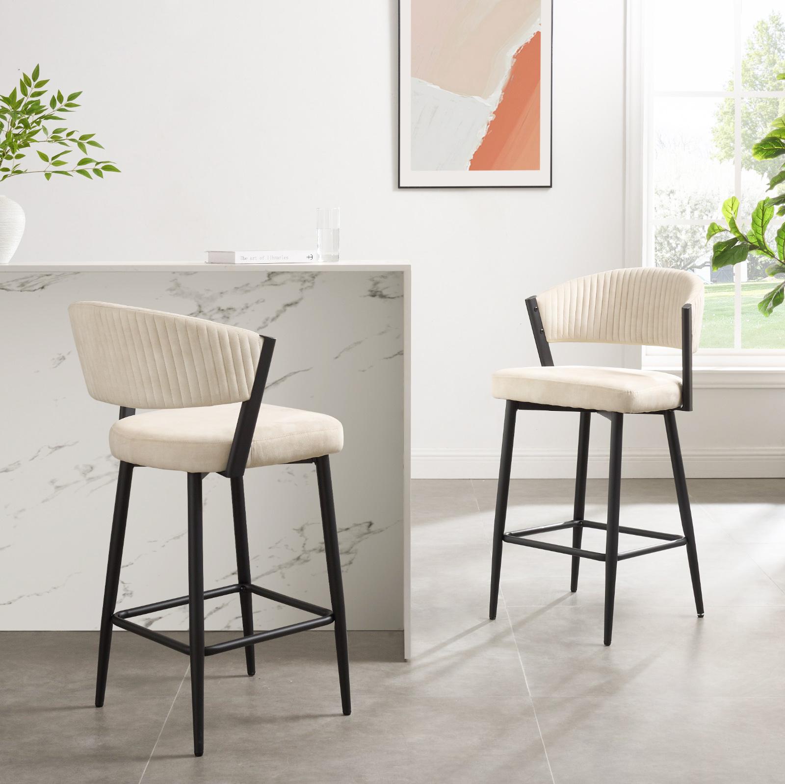 Tabouret de bar incurvé en velours crème Maria avec cadre en métal noir