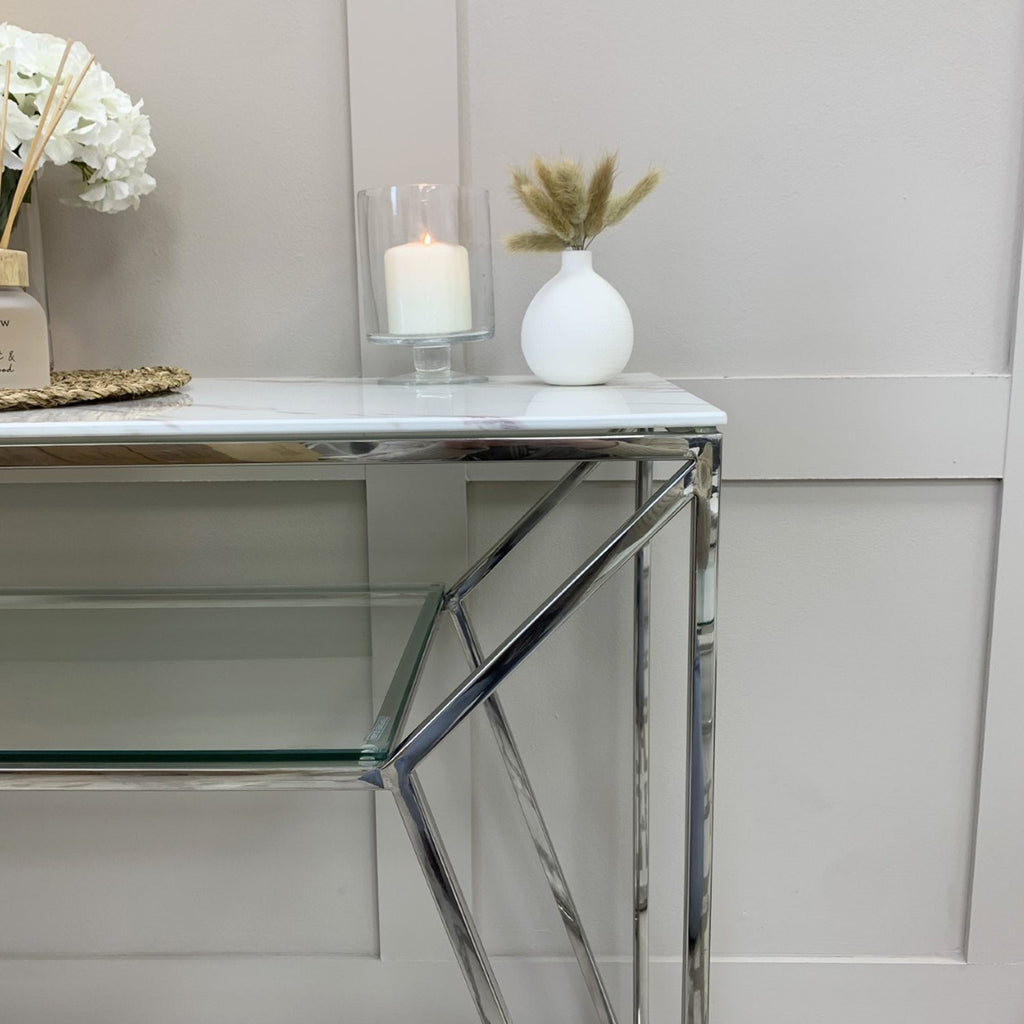 Console Ava en chrome argenté avec plateau effet marbre blanc