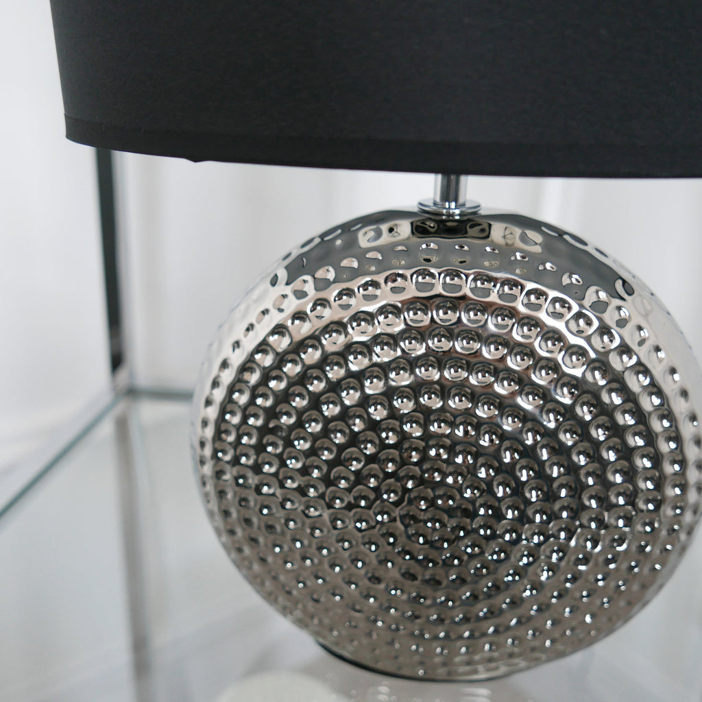 Lampe de table argentée à effet martelé avec abat-jour noir