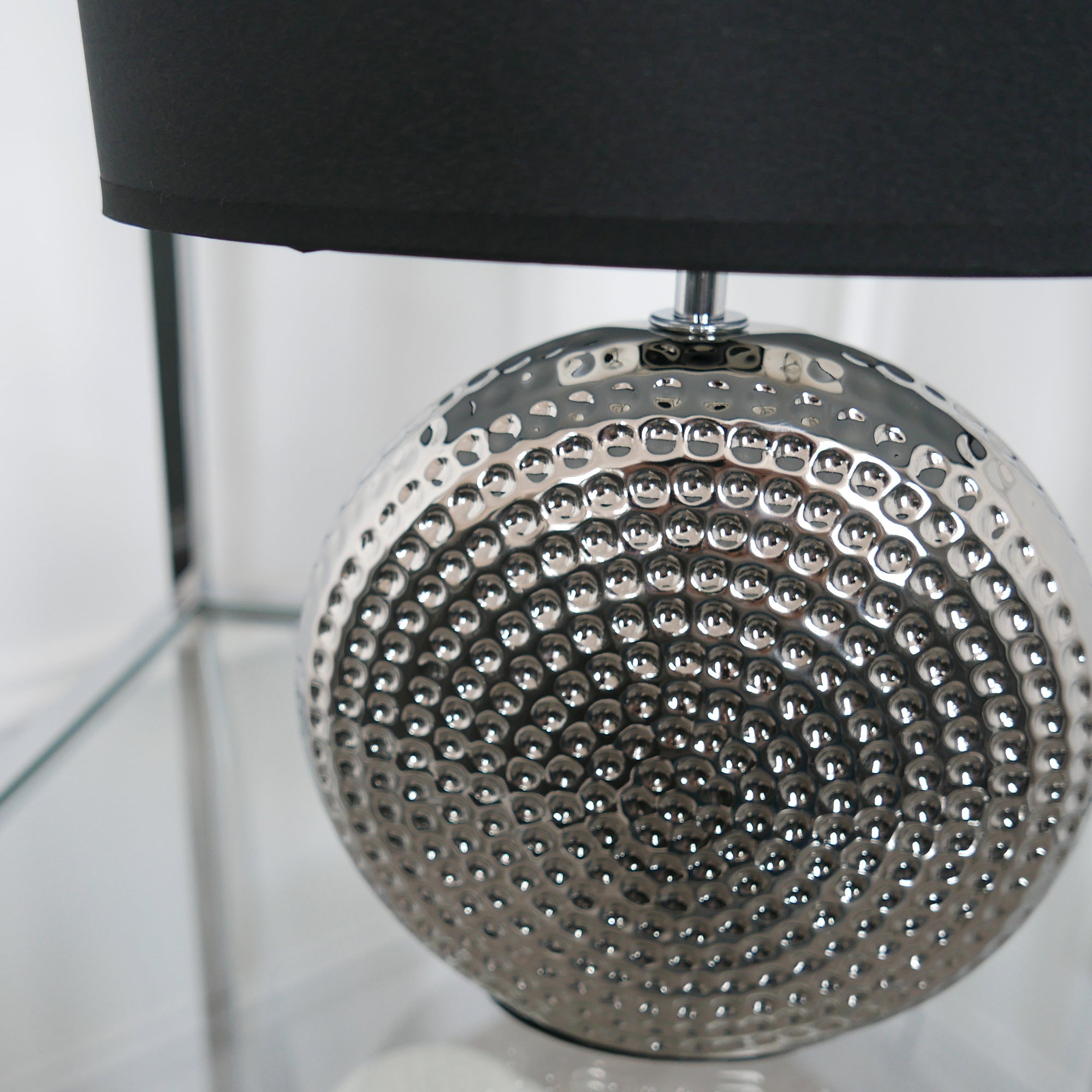Lampe de table argentée à effet martelé avec abat-jour noir