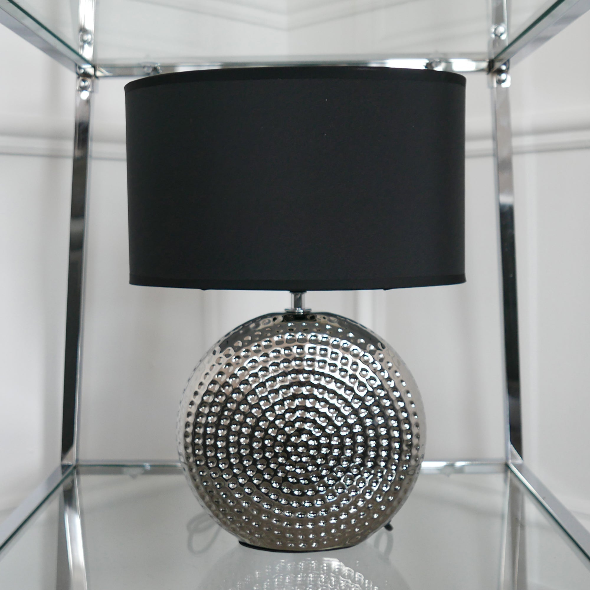 Lampe de table argentée à effet martelé avec abat-jour noir