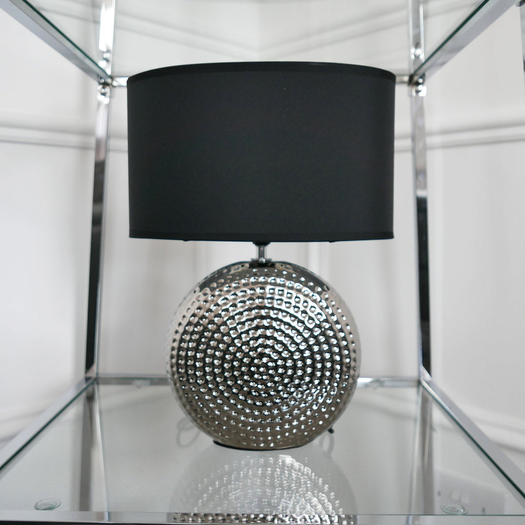 Lampe de table argentée à effet martelé avec abat-jour noir