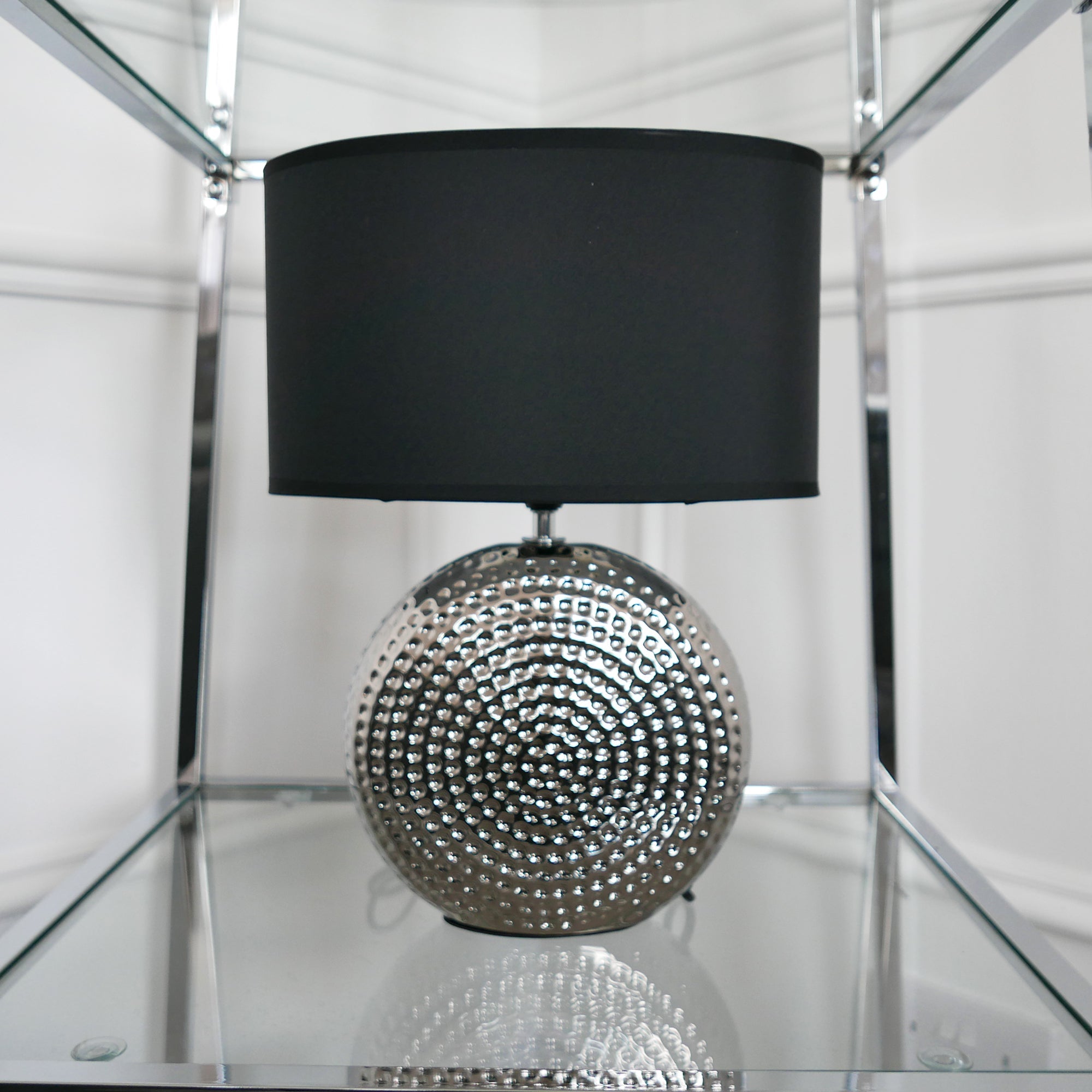 Lampe de table argentée à effet martelé avec abat-jour noir