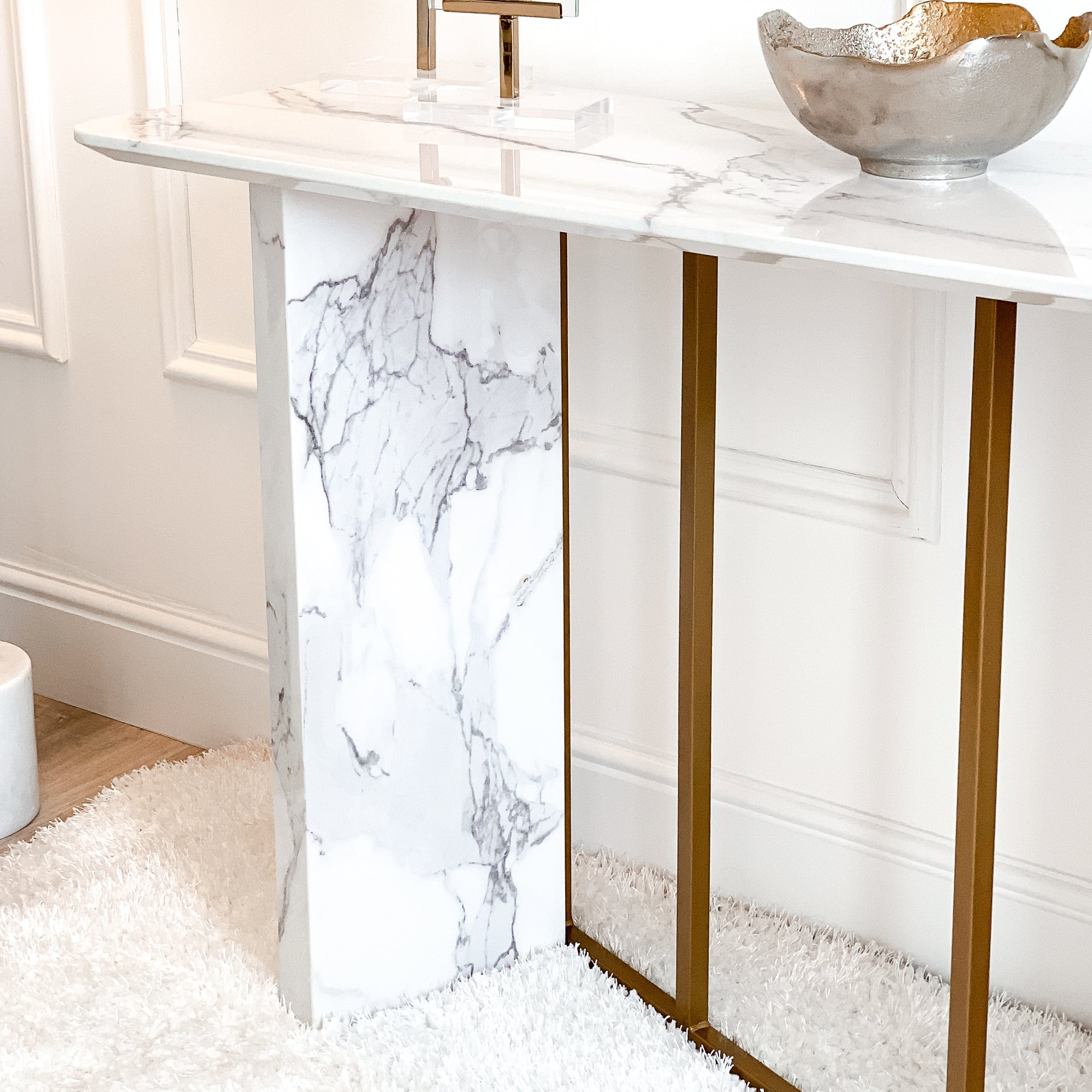 Console effet faux marbre blanc et doré EX DISPLAY