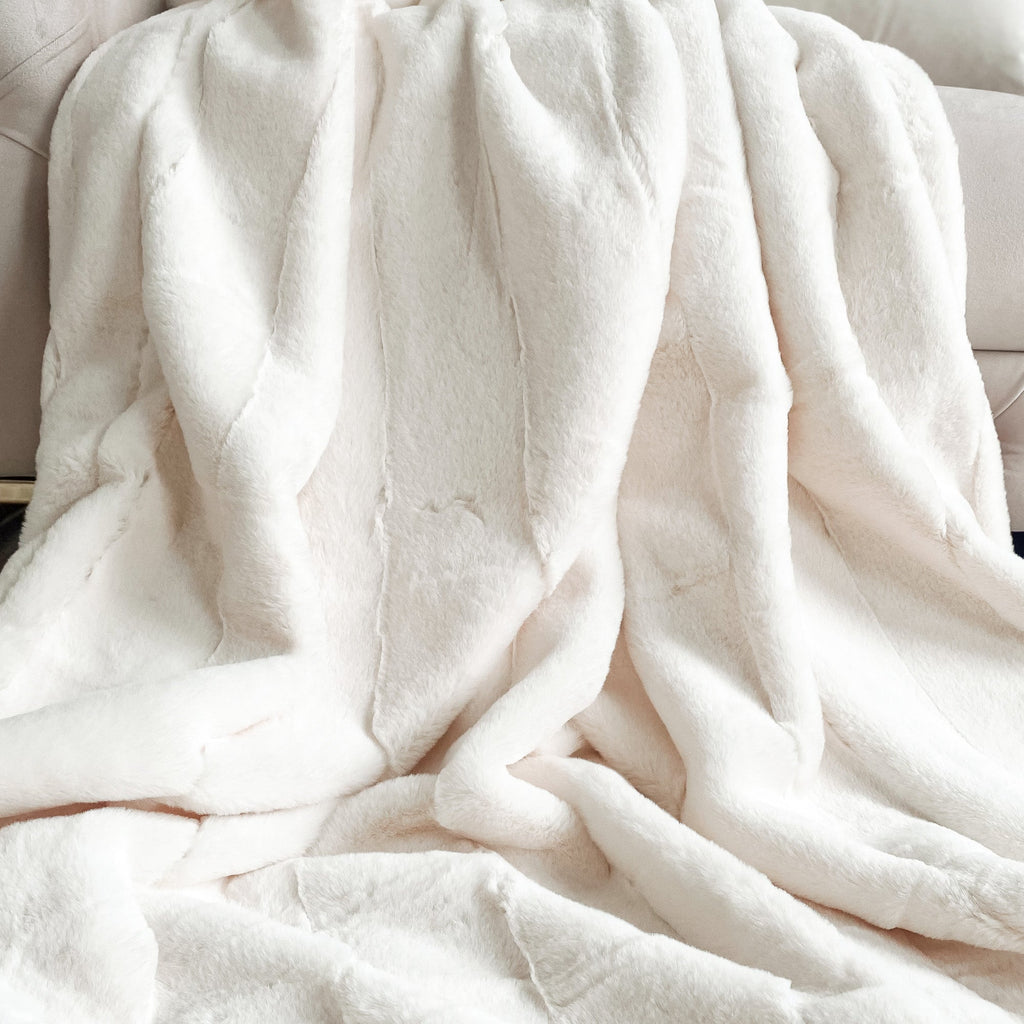 Couverture en fausse fourrure crème