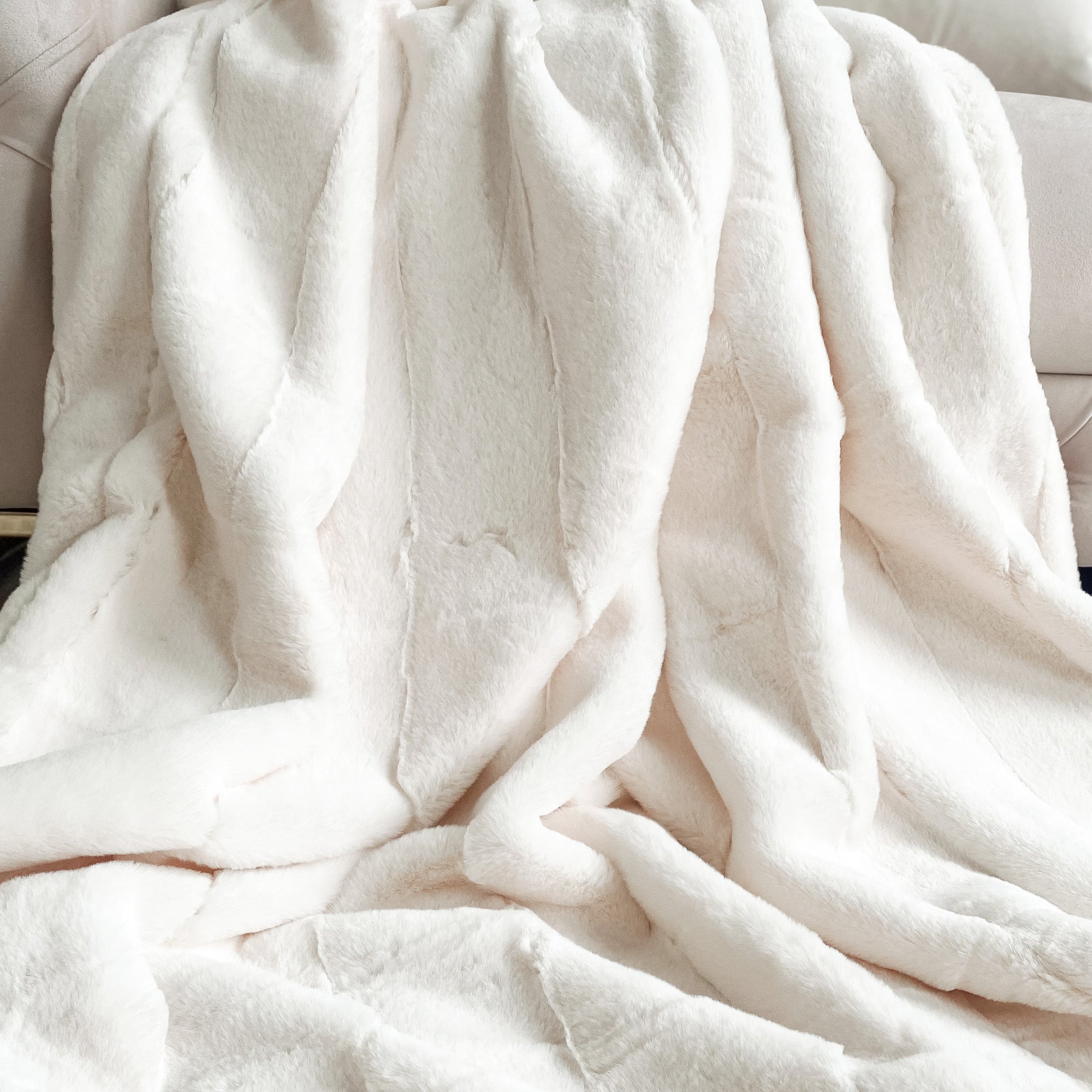 Couverture en fausse fourrure crème