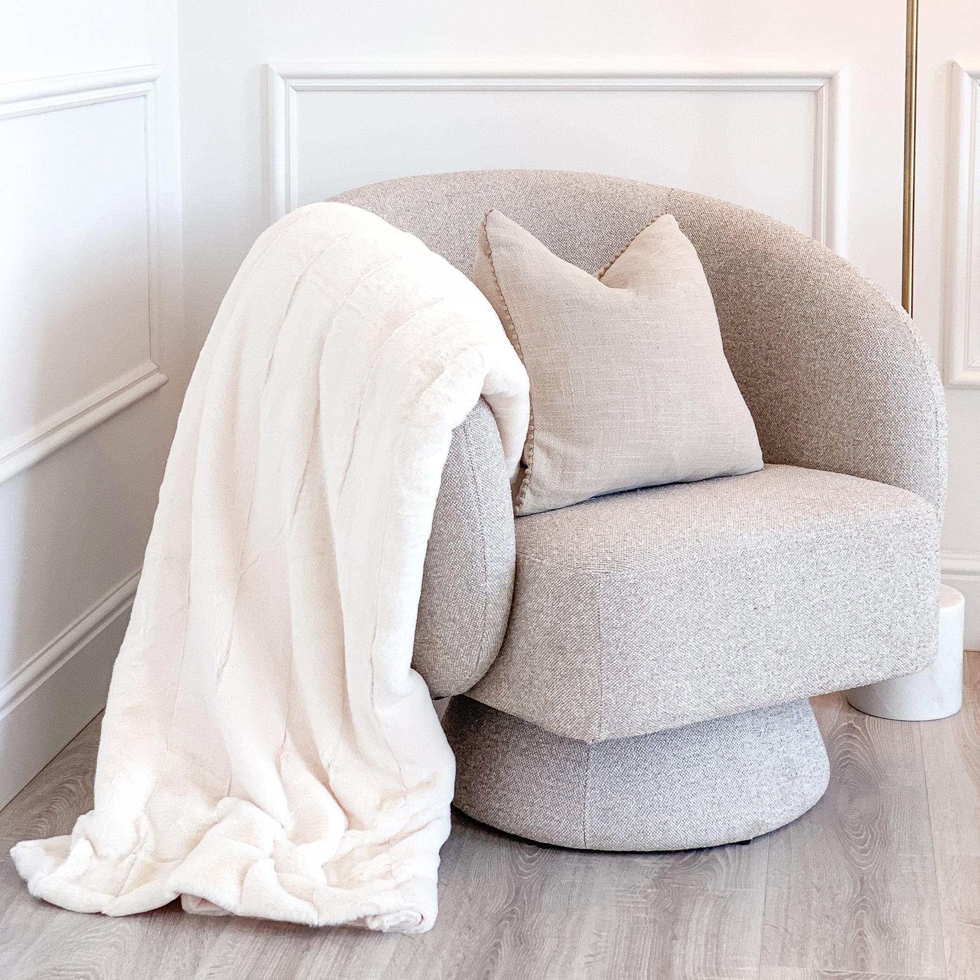 Couverture en fausse fourrure crème