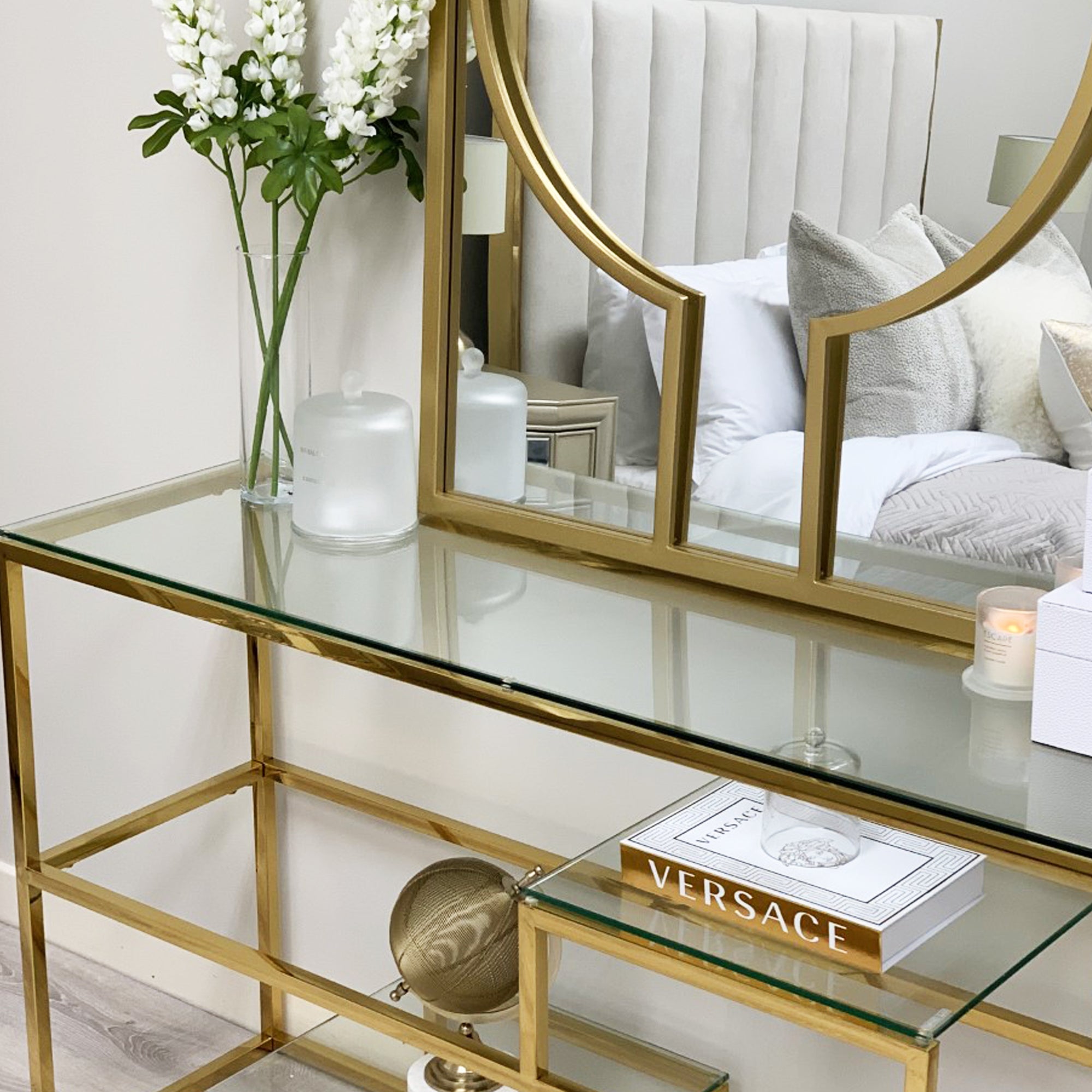 Console Enzo Gold avec plateau en verre transparent et étagères