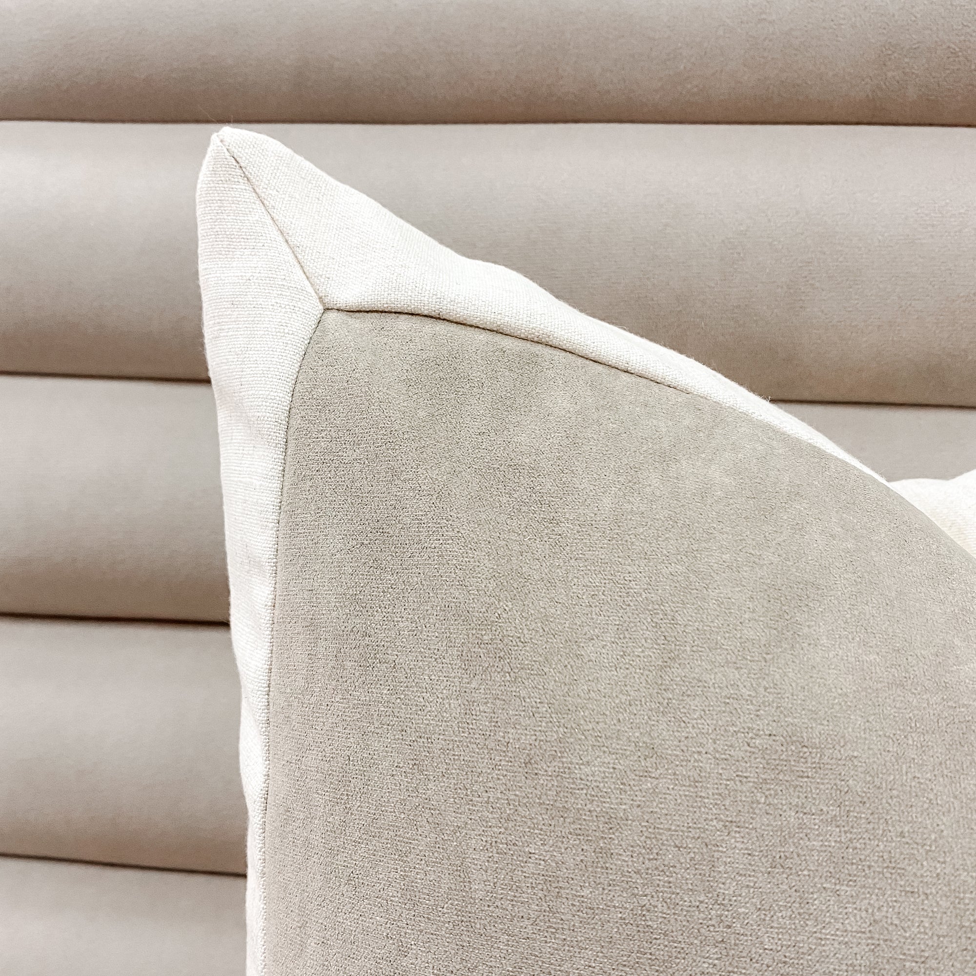 Coussin en lin avec velours taupe