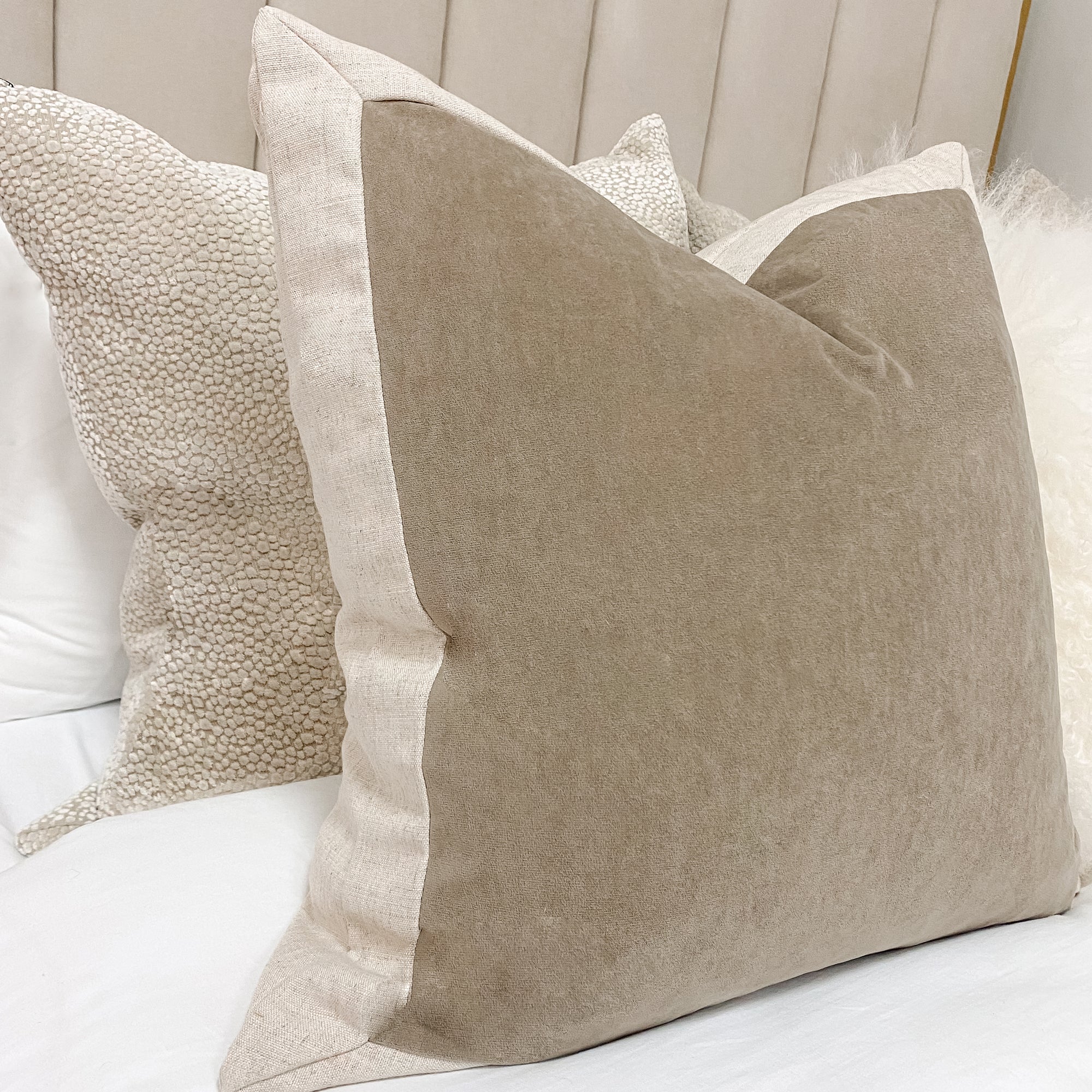 Coussin en lin avec velours taupe