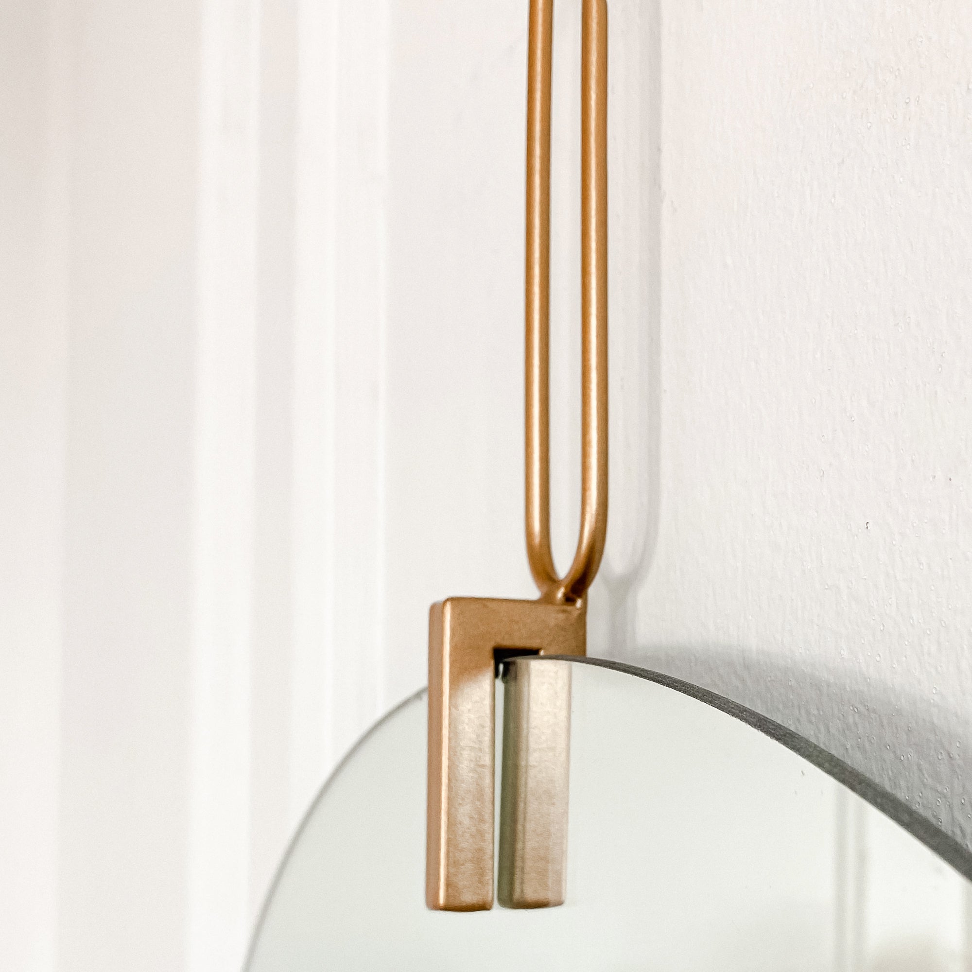 Miroir rond doré minimaliste
