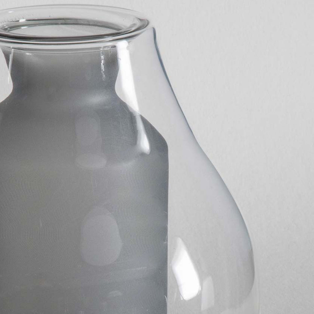 Vase en verre gris fantôme