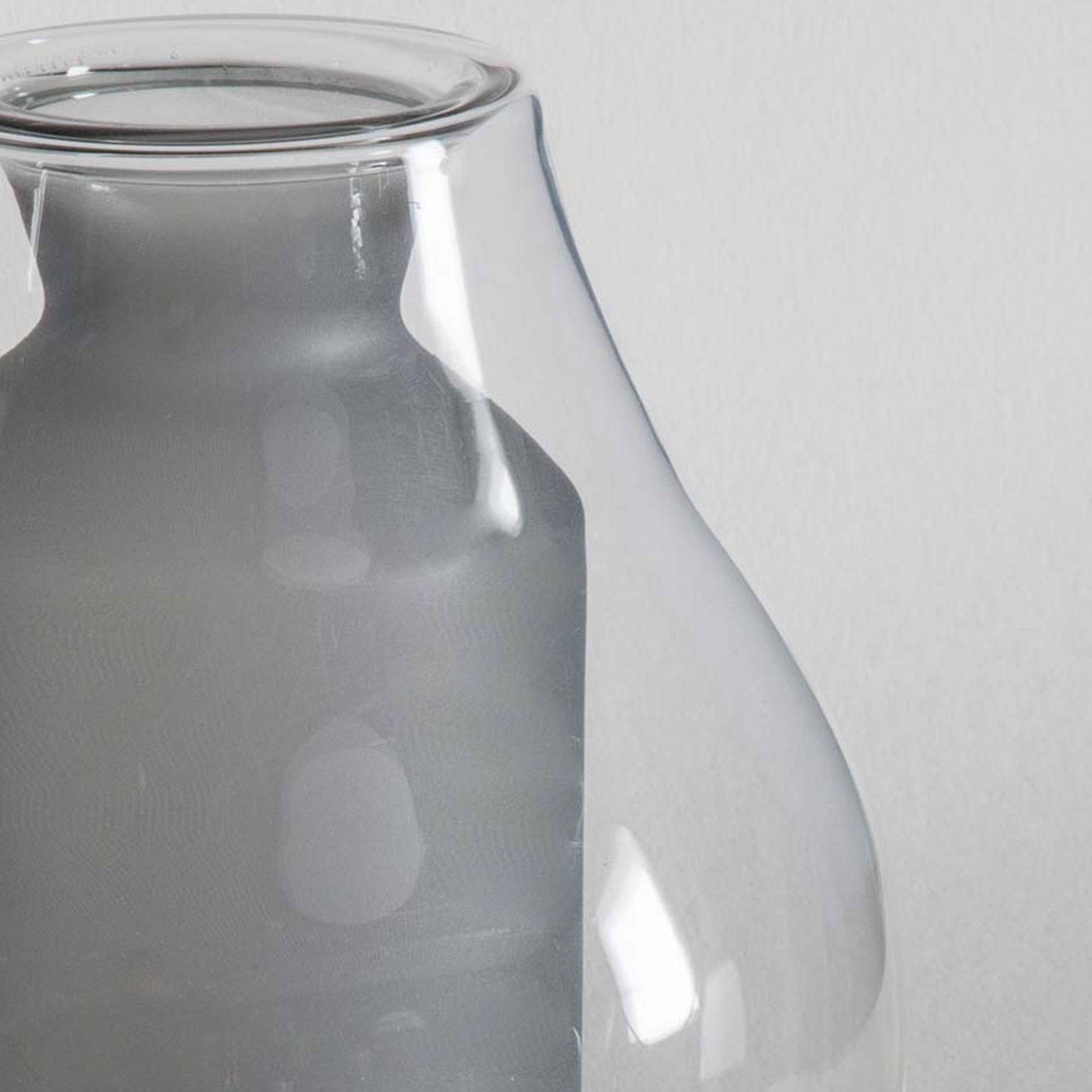 Vase en verre gris fantôme