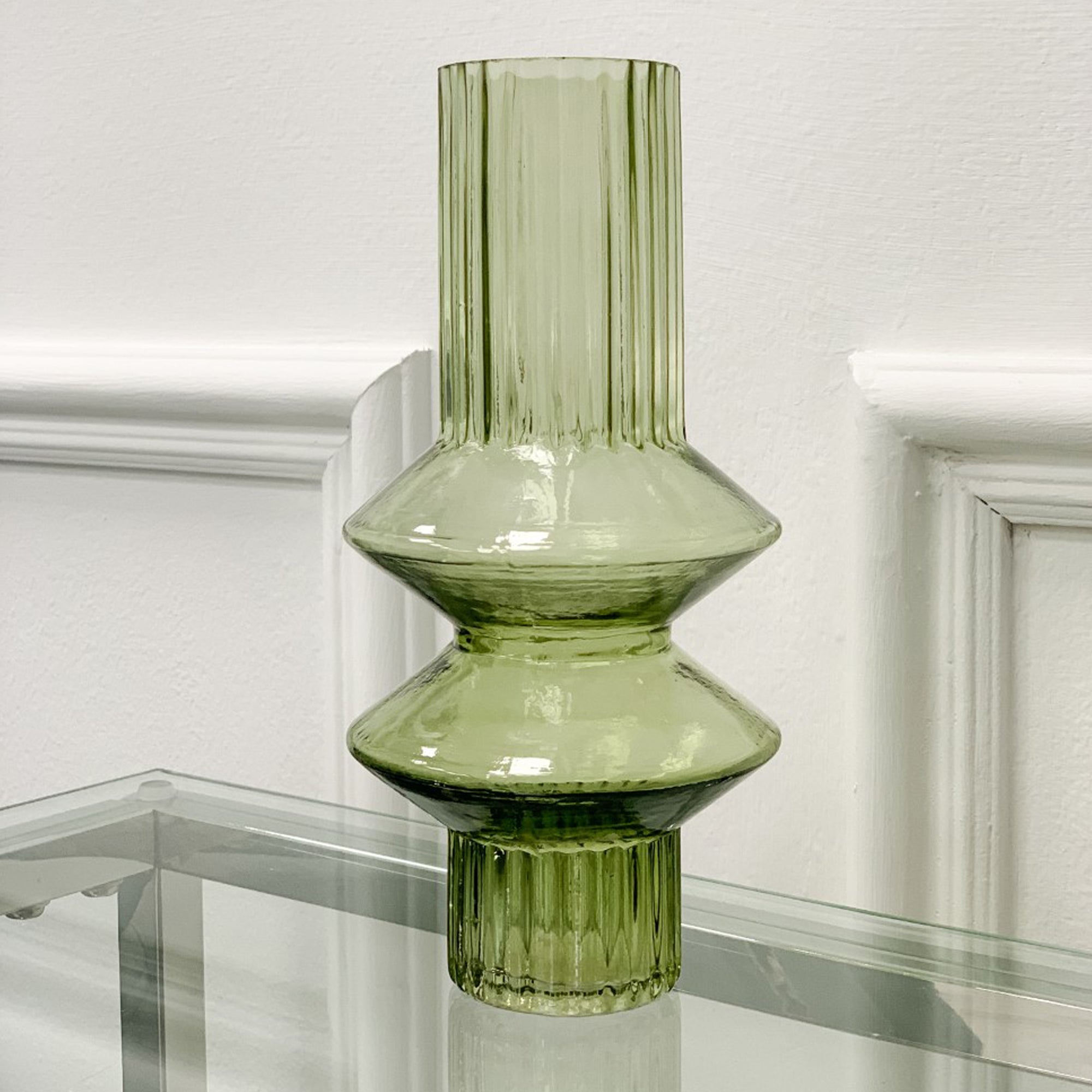 Vase en verre côtelé moderne et étroit abstrait