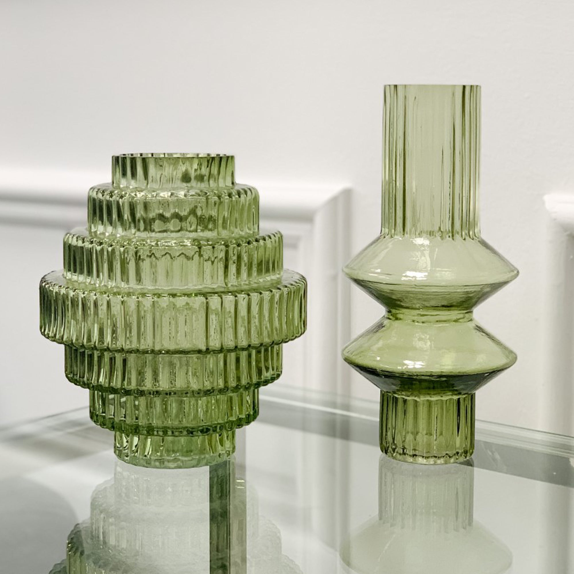 Vase en verre côtelé moderne et étroit abstrait