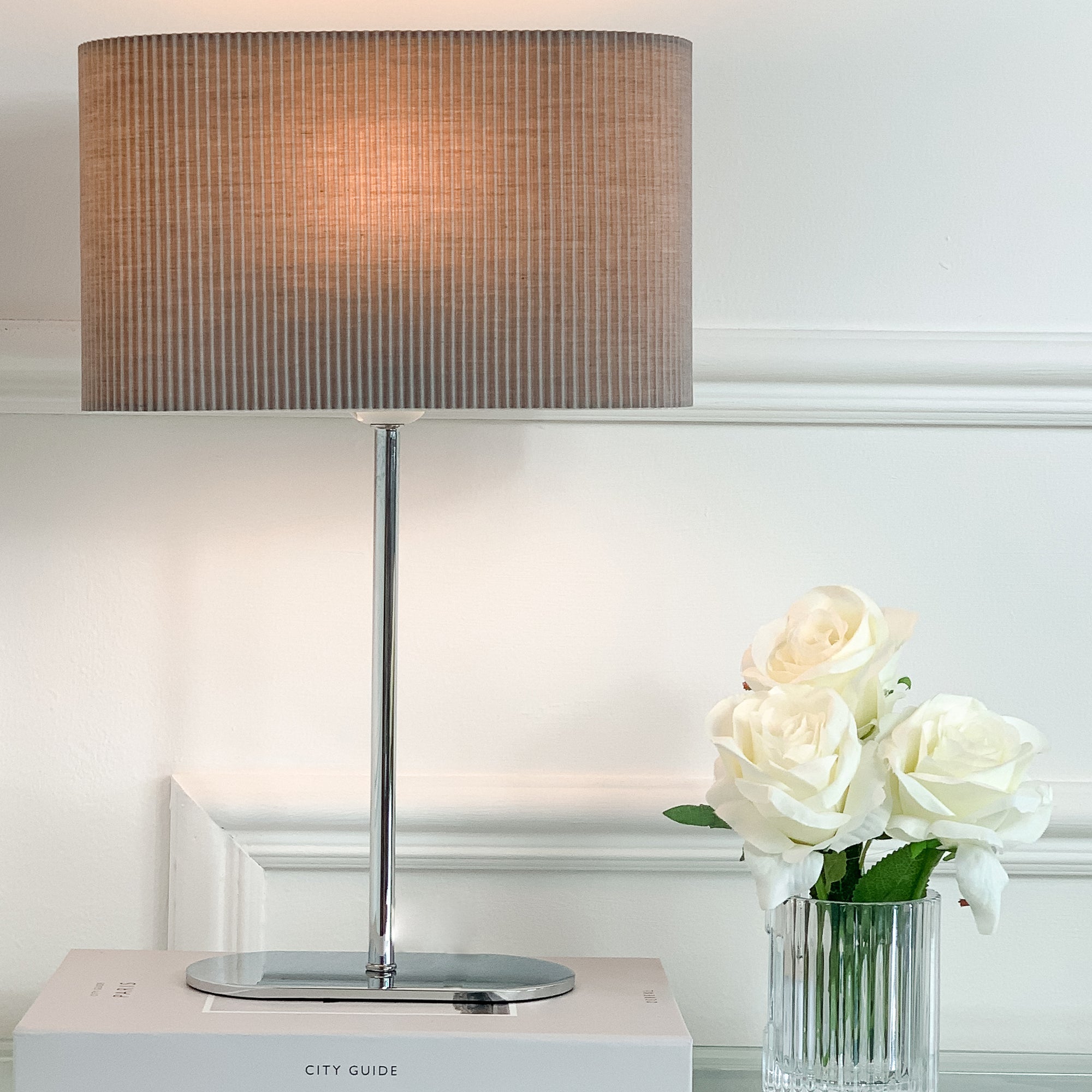 Lampe grise côtelée avec base fine