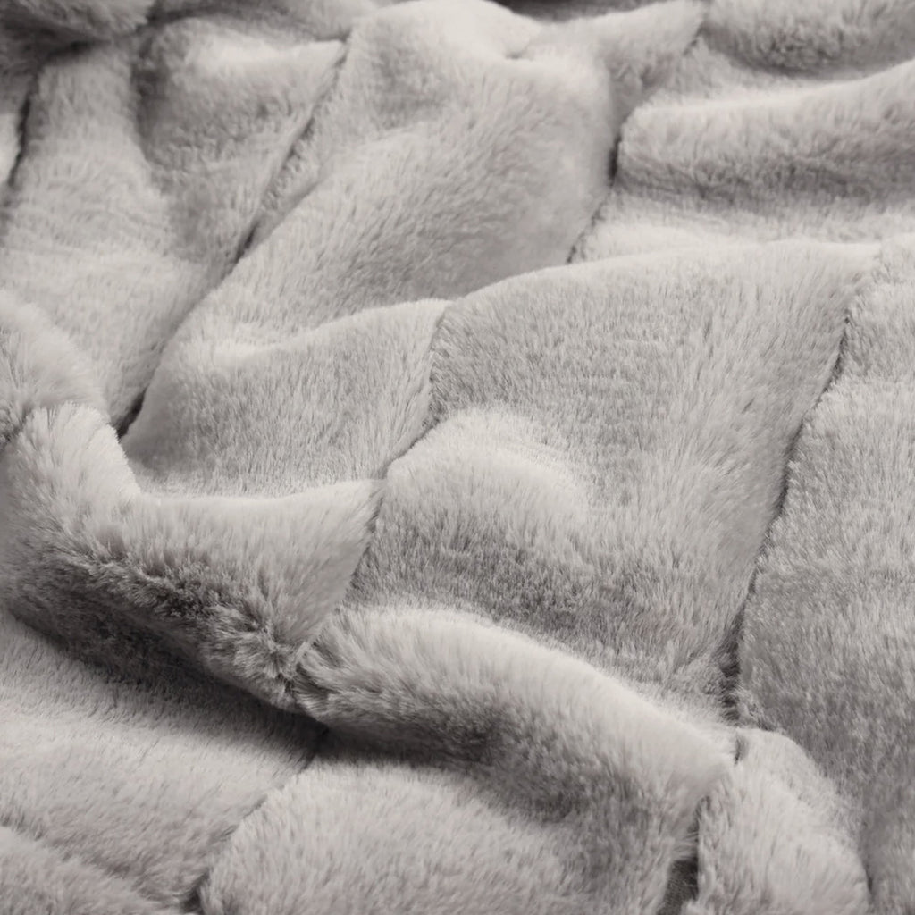 Couverture en fausse fourrure gris clair