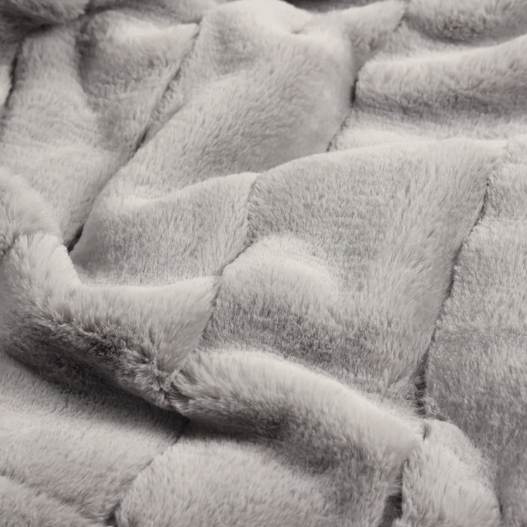 Couverture en fausse fourrure gris clair