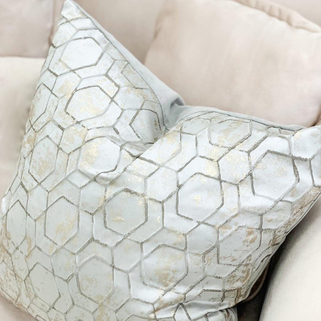Coussin texturé satiné gris pâle et or Malini