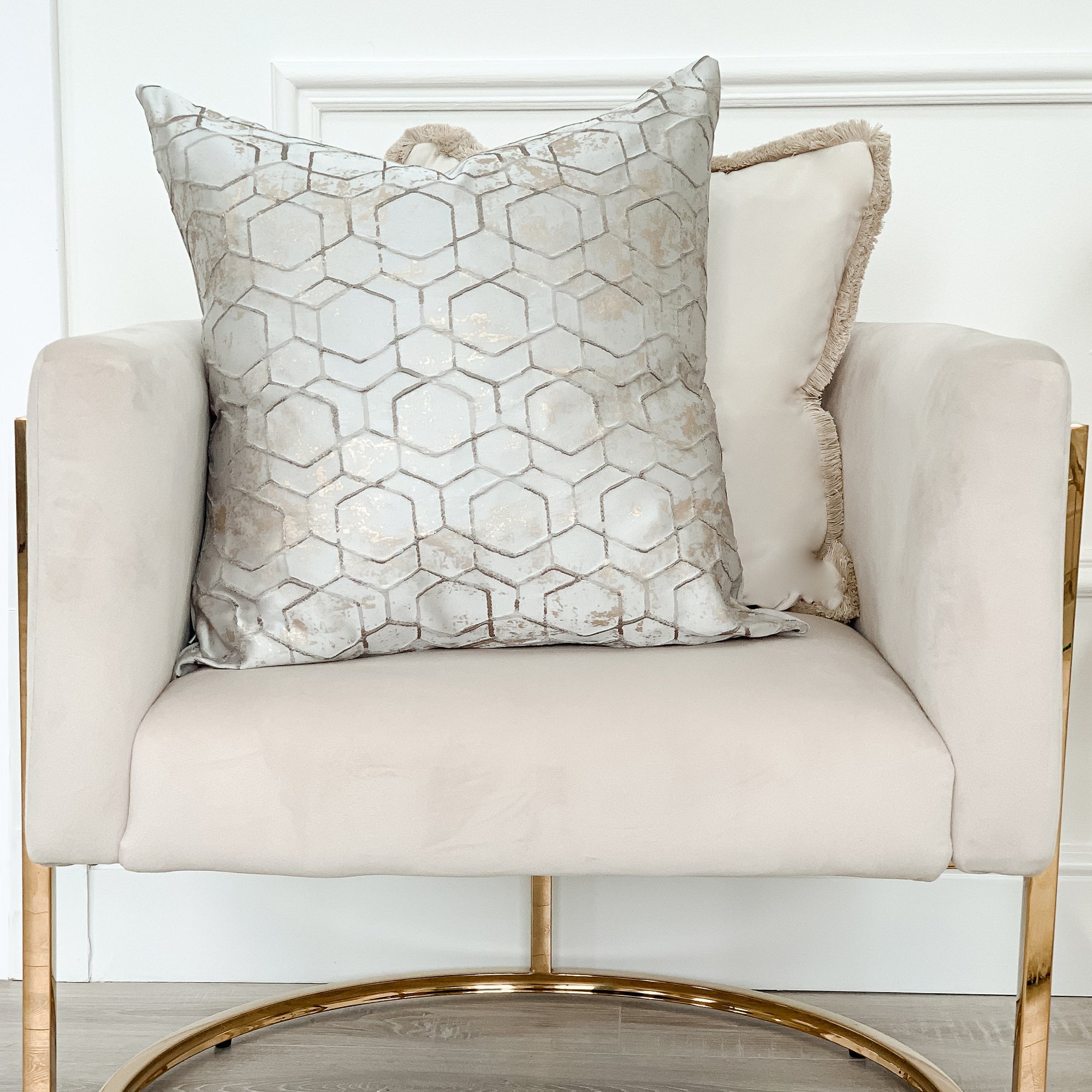Coussin texturé satiné gris pâle et or Malini