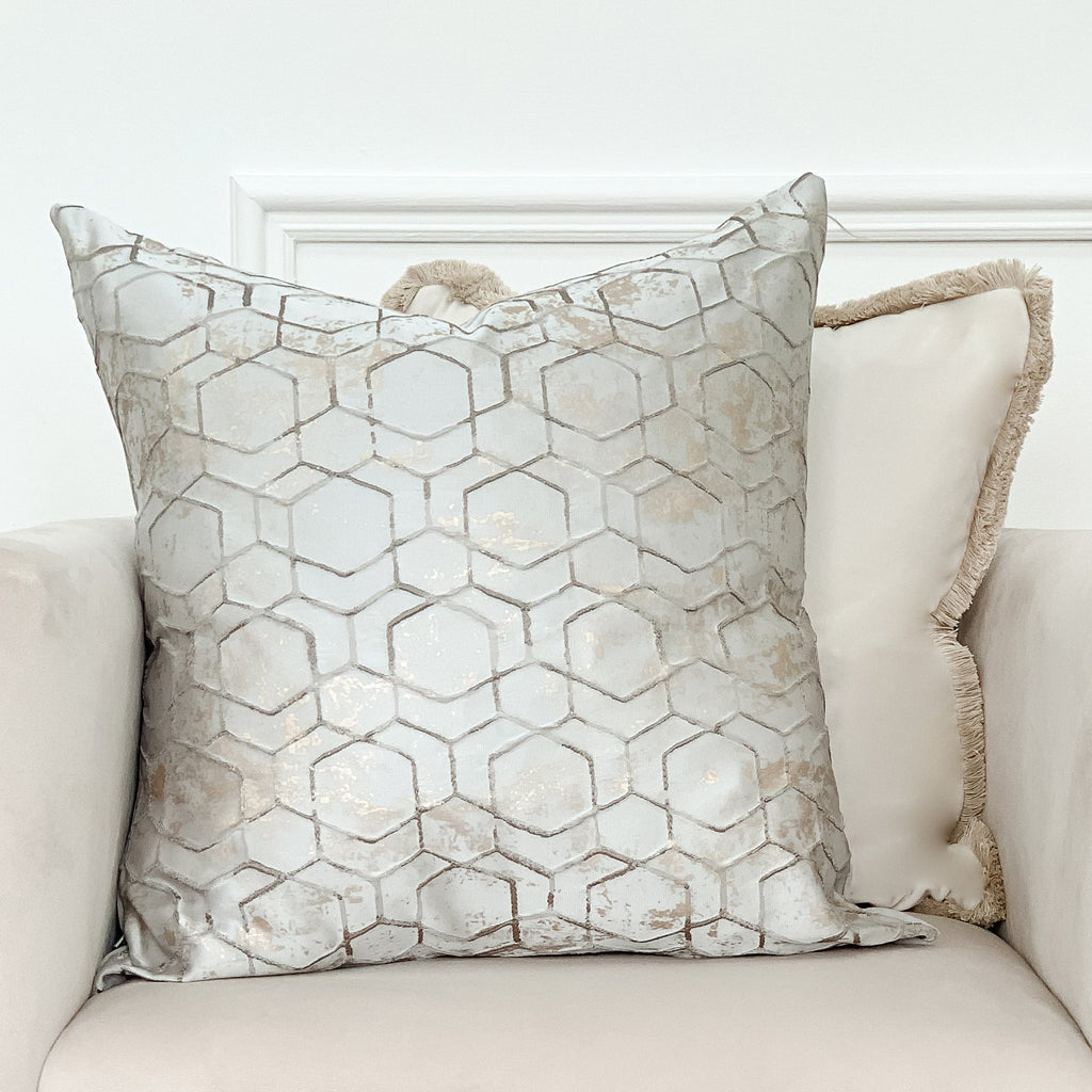 Coussin texturé satiné gris pâle et or Malini