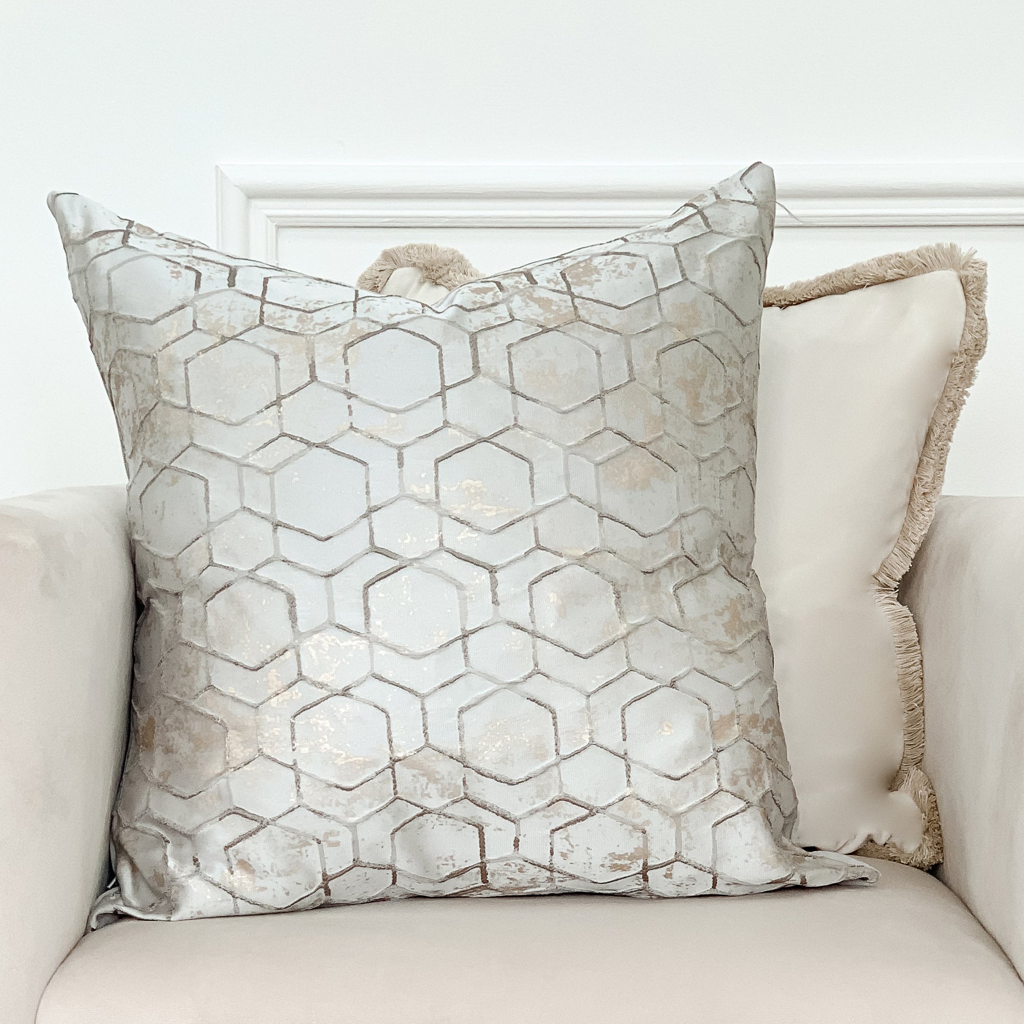 Coussin texturé satiné gris pâle et or Malini