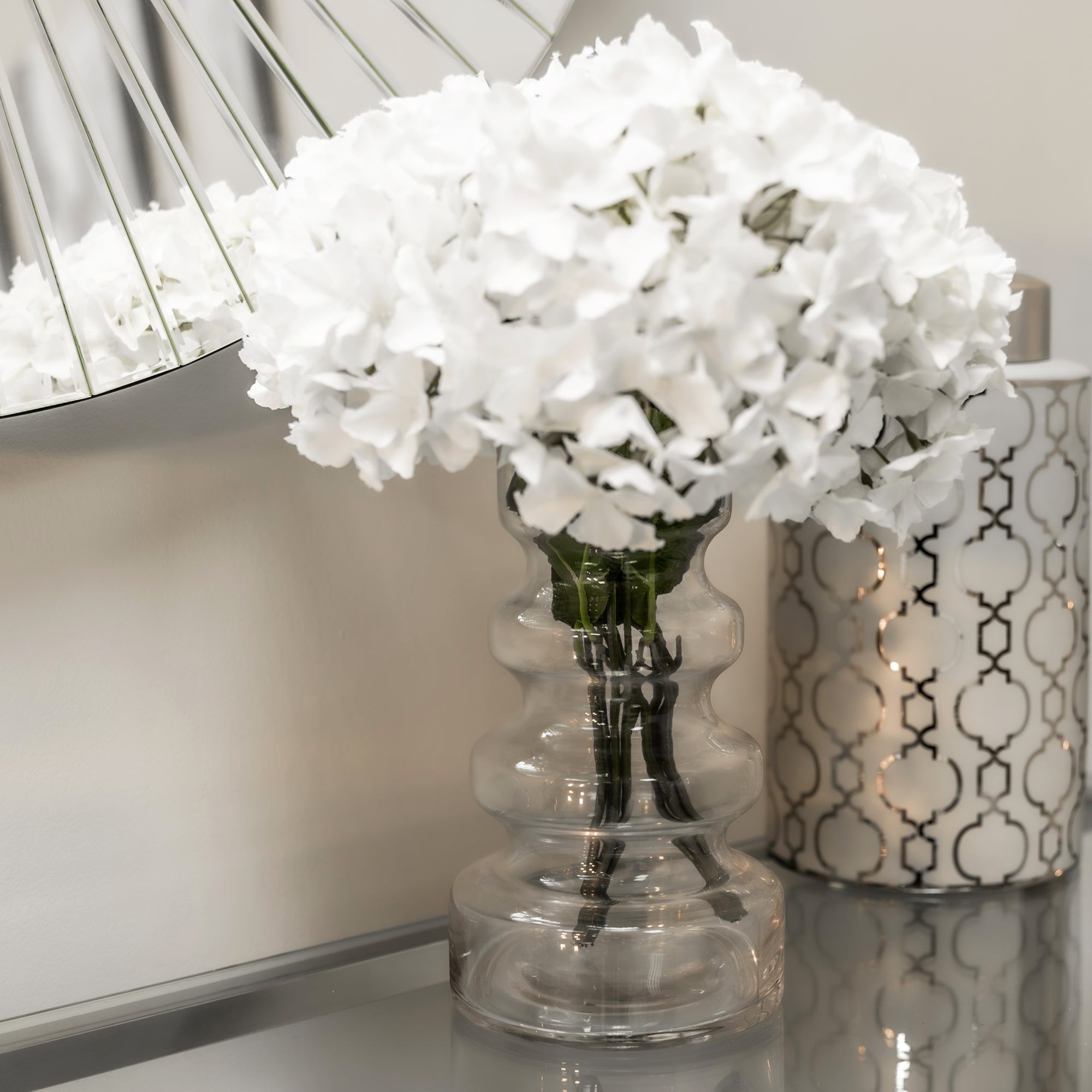 Vase en verre transparent ondulé