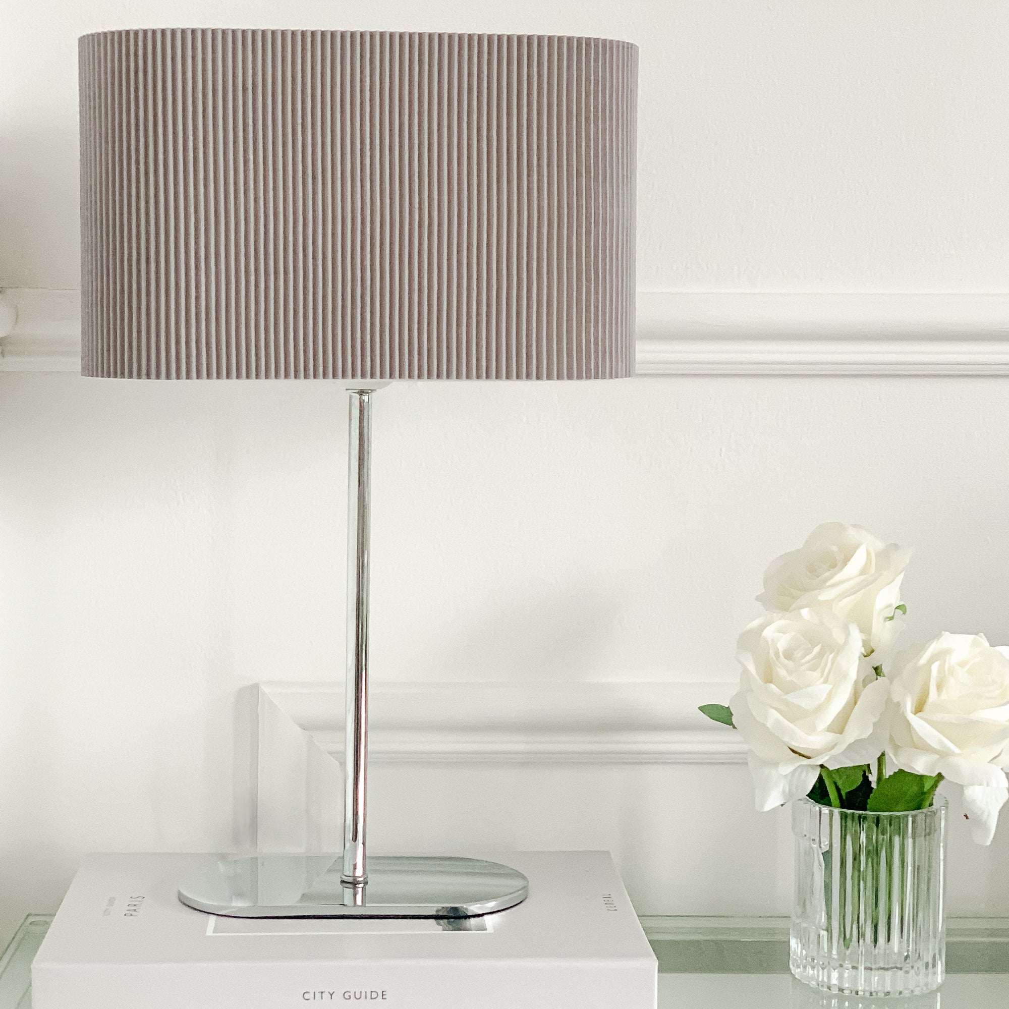 Lampe grise côtelée avec base fine