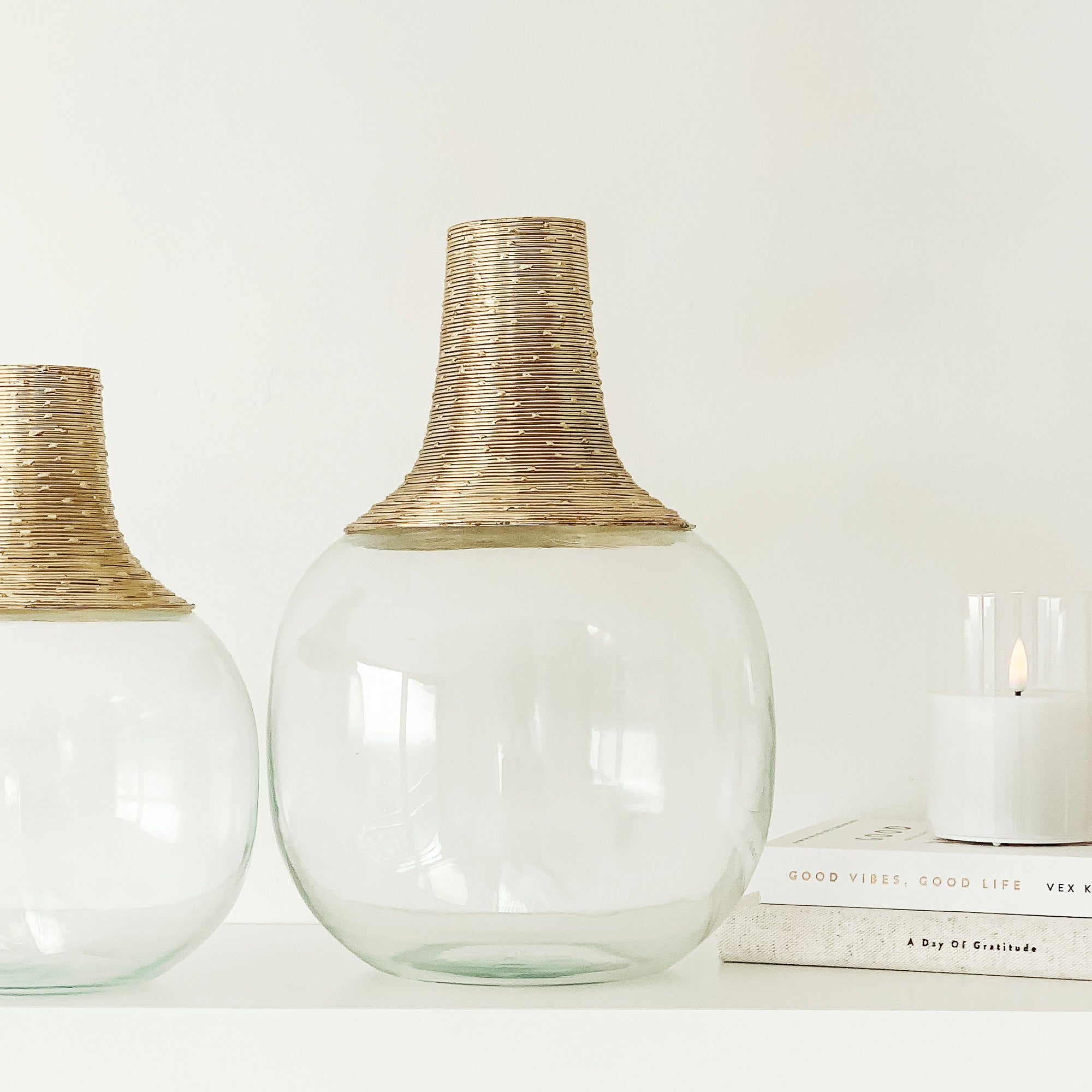 Grand vase avec détails dorés