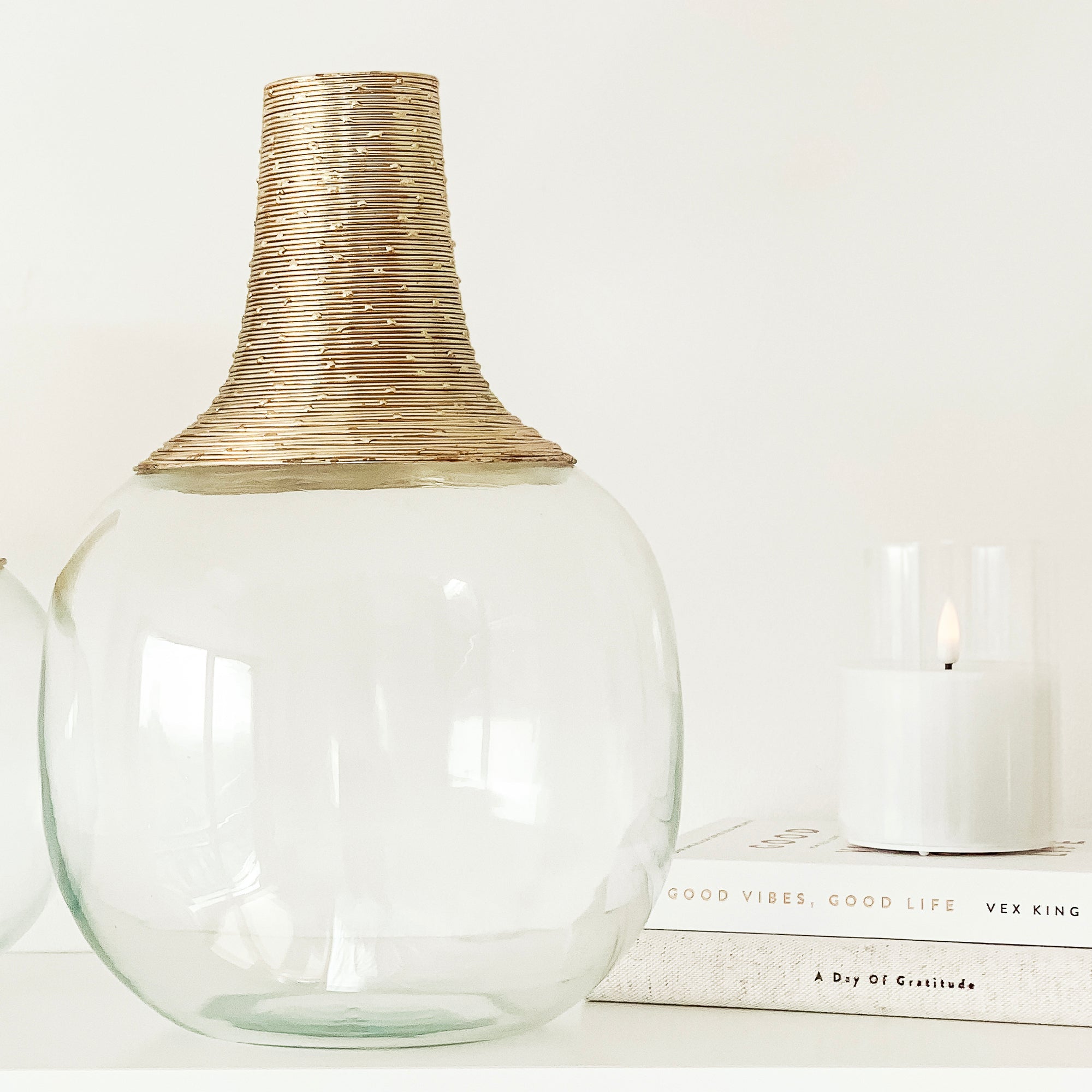 Grand vase avec détails dorés