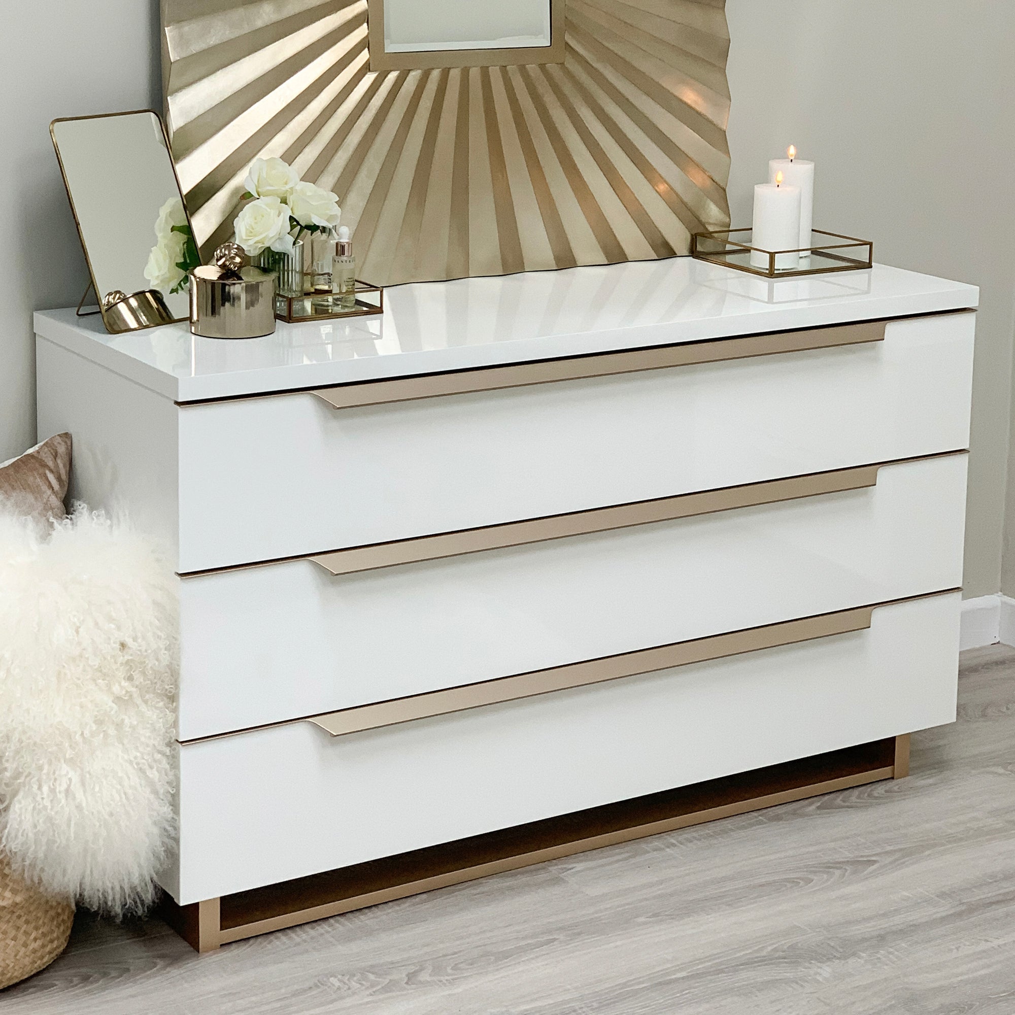 Commode à trois tiroirs Rimini blanche et dorée