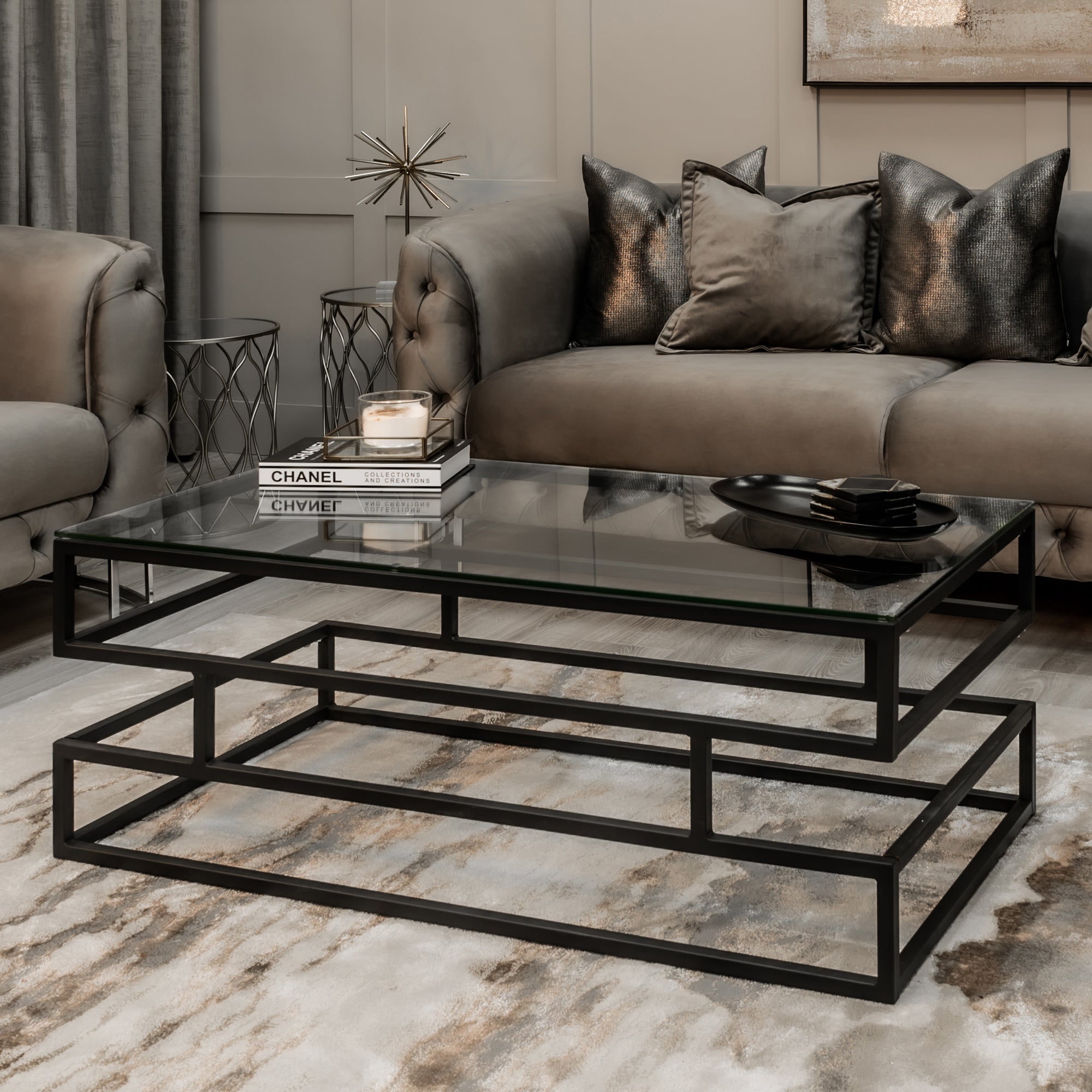 Table basse Lina en verre transparent avec cadre noir mat