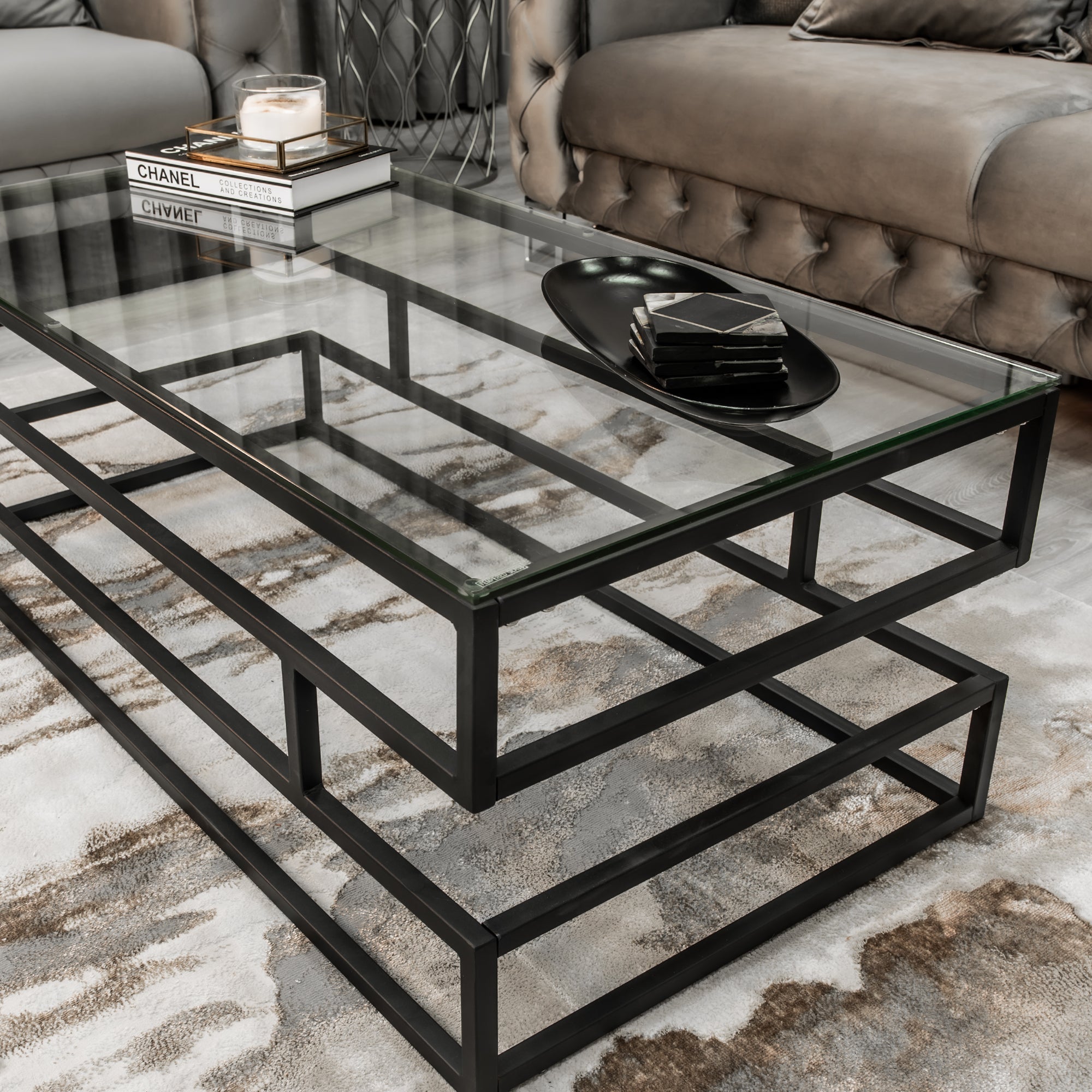 Table basse Lina en verre transparent avec cadre noir mat