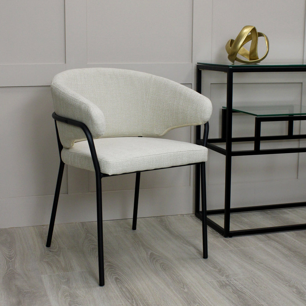 Chaise de salle à manger Capri en lin crème avec cadre noir élégant