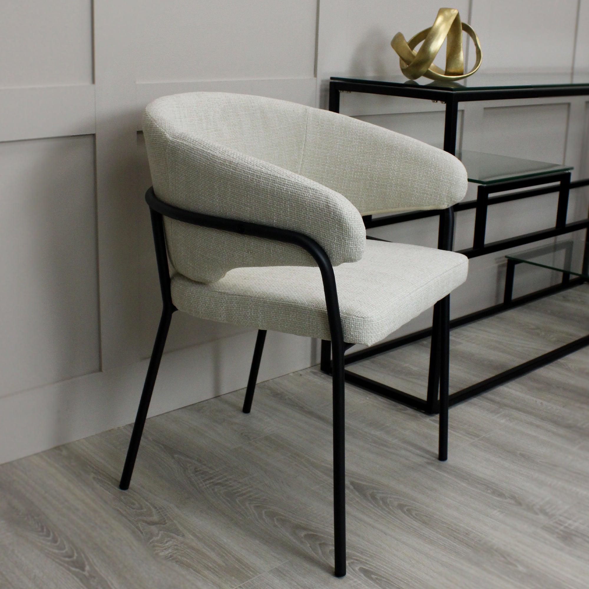 Chaise de salle à manger Capri en lin crème avec cadre noir élégant