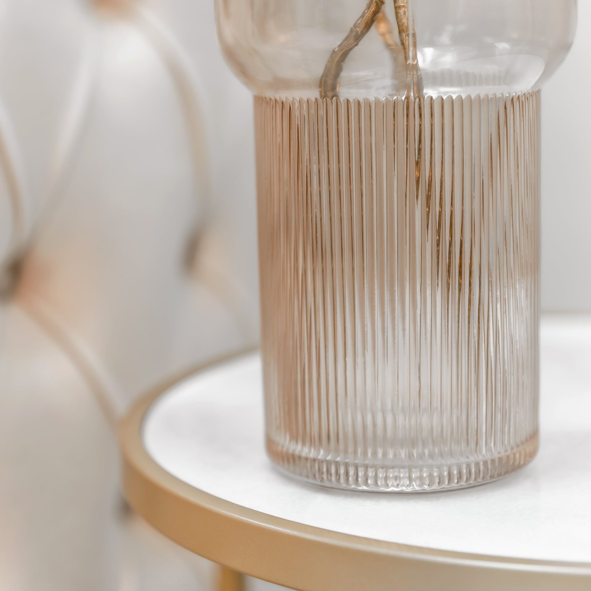 Grand vase en verre côtelé beige chaud