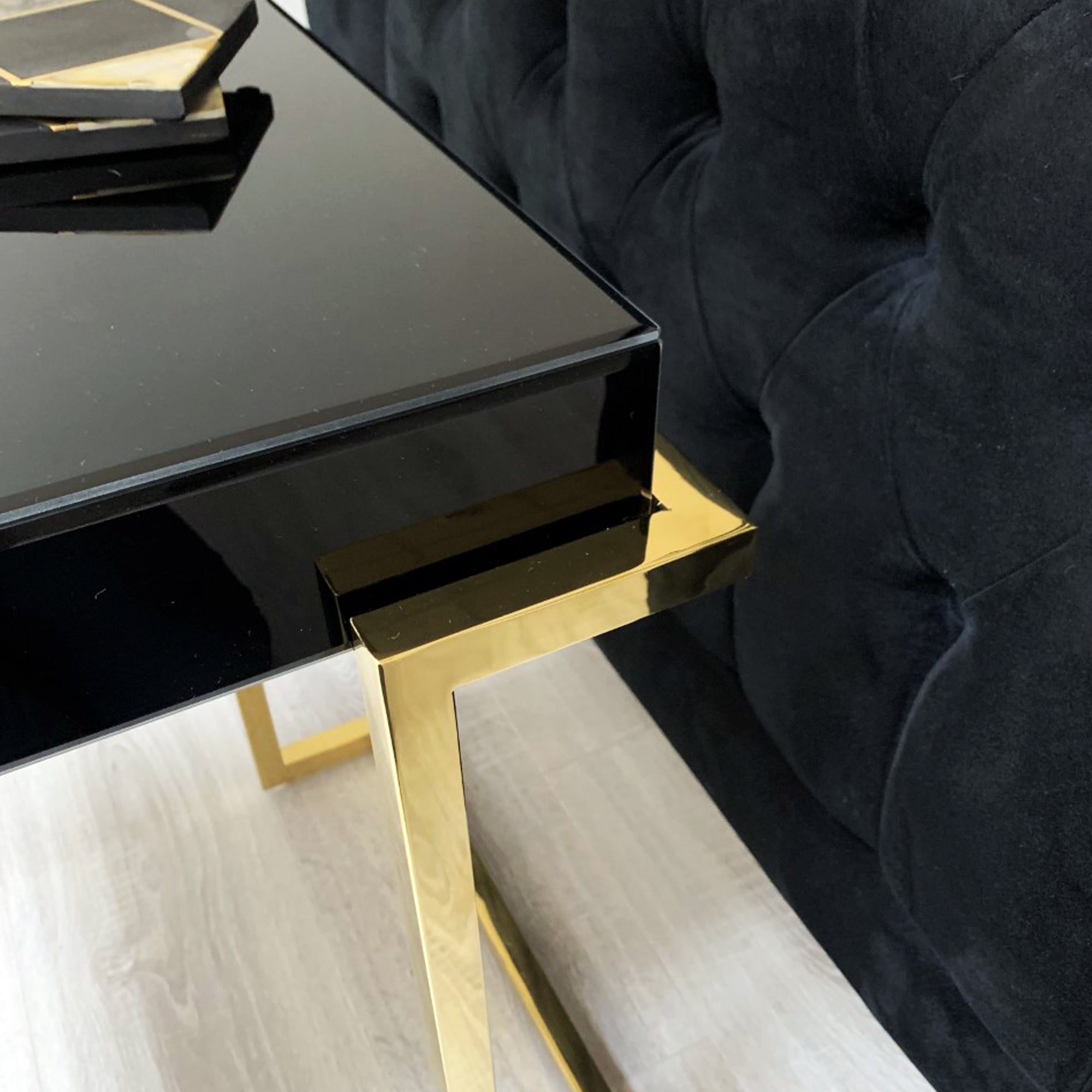 Table d'appoint Munro avec plateau miroir noir et or