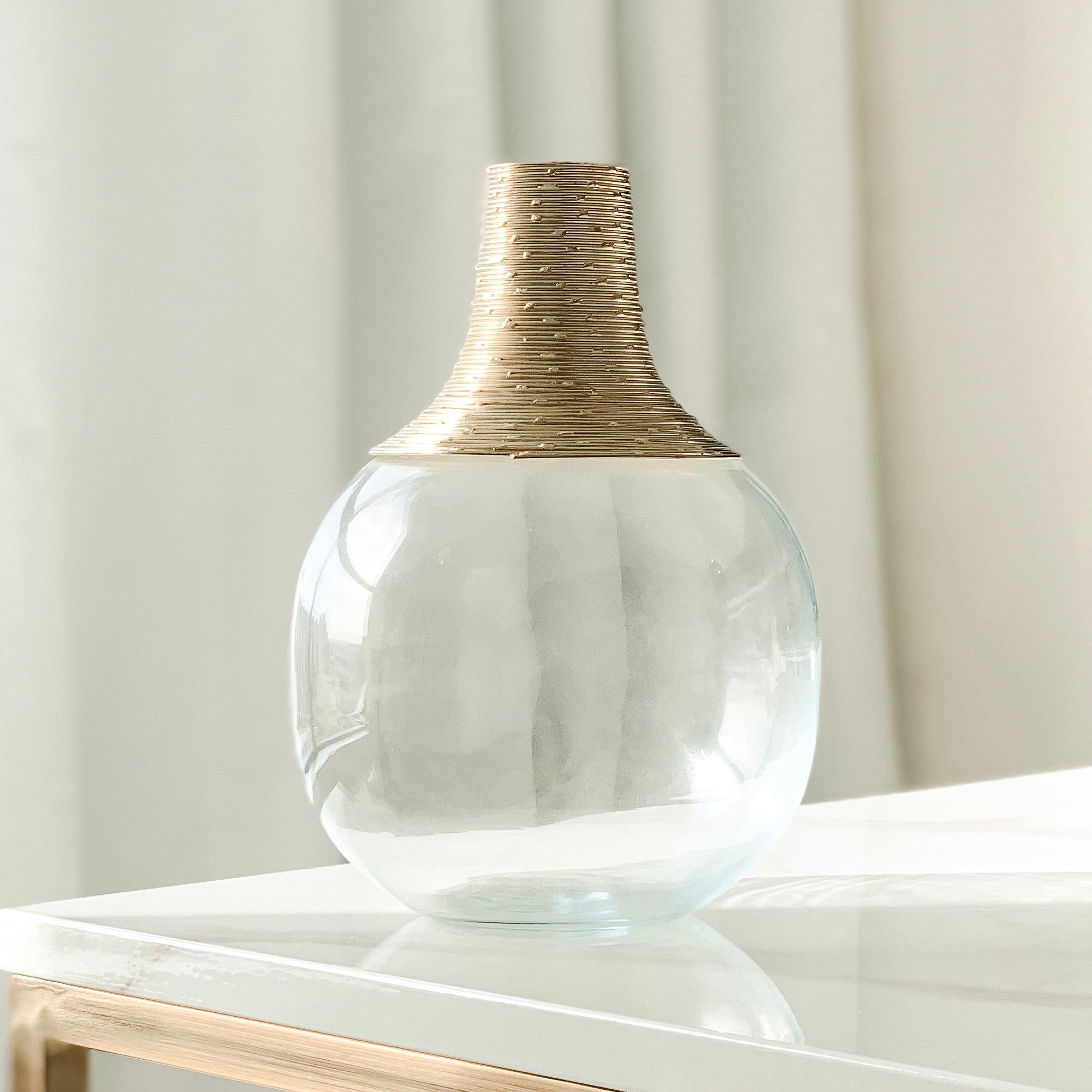 Vase avec détails dorés