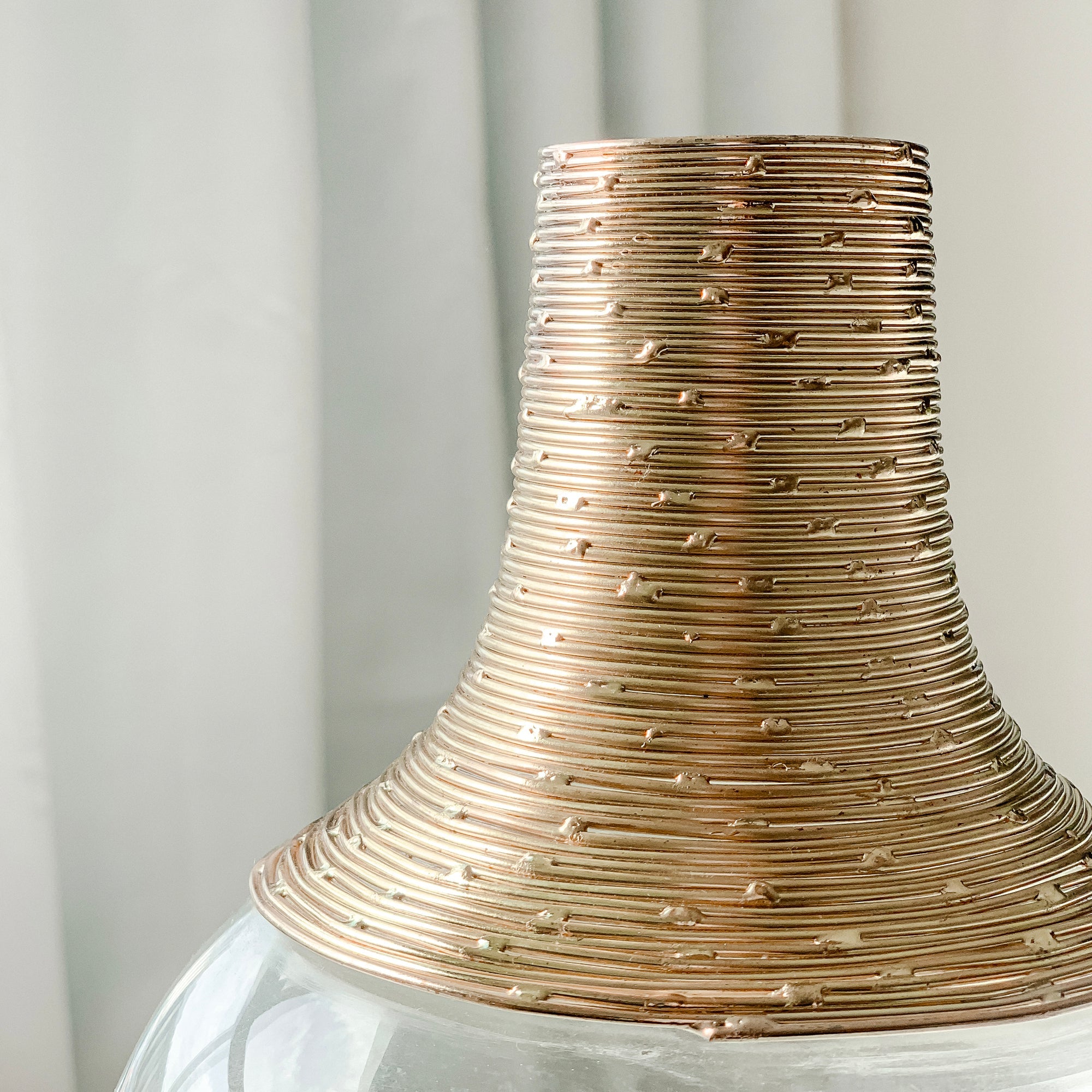 Vase avec détails dorés