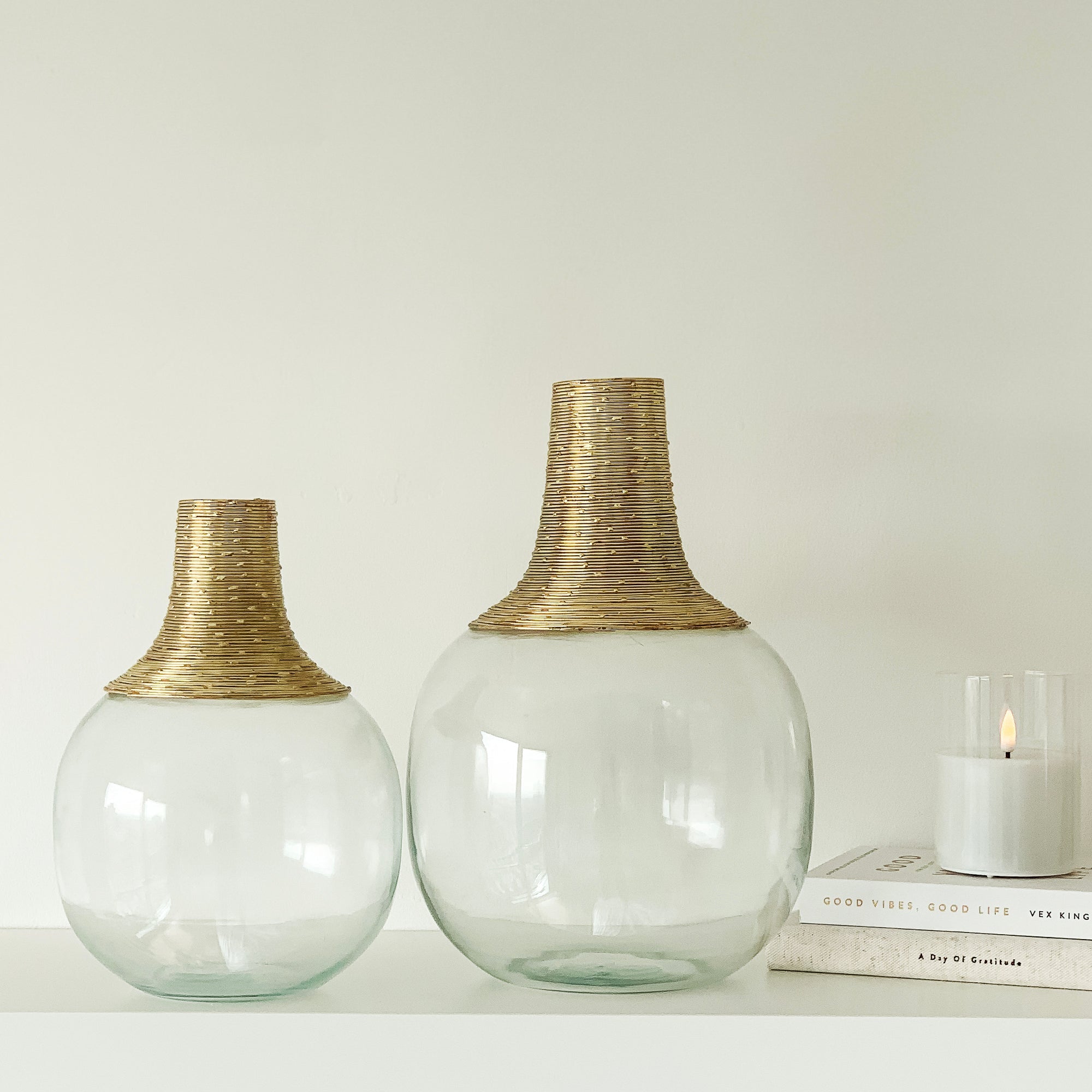 Vase avec détails dorés